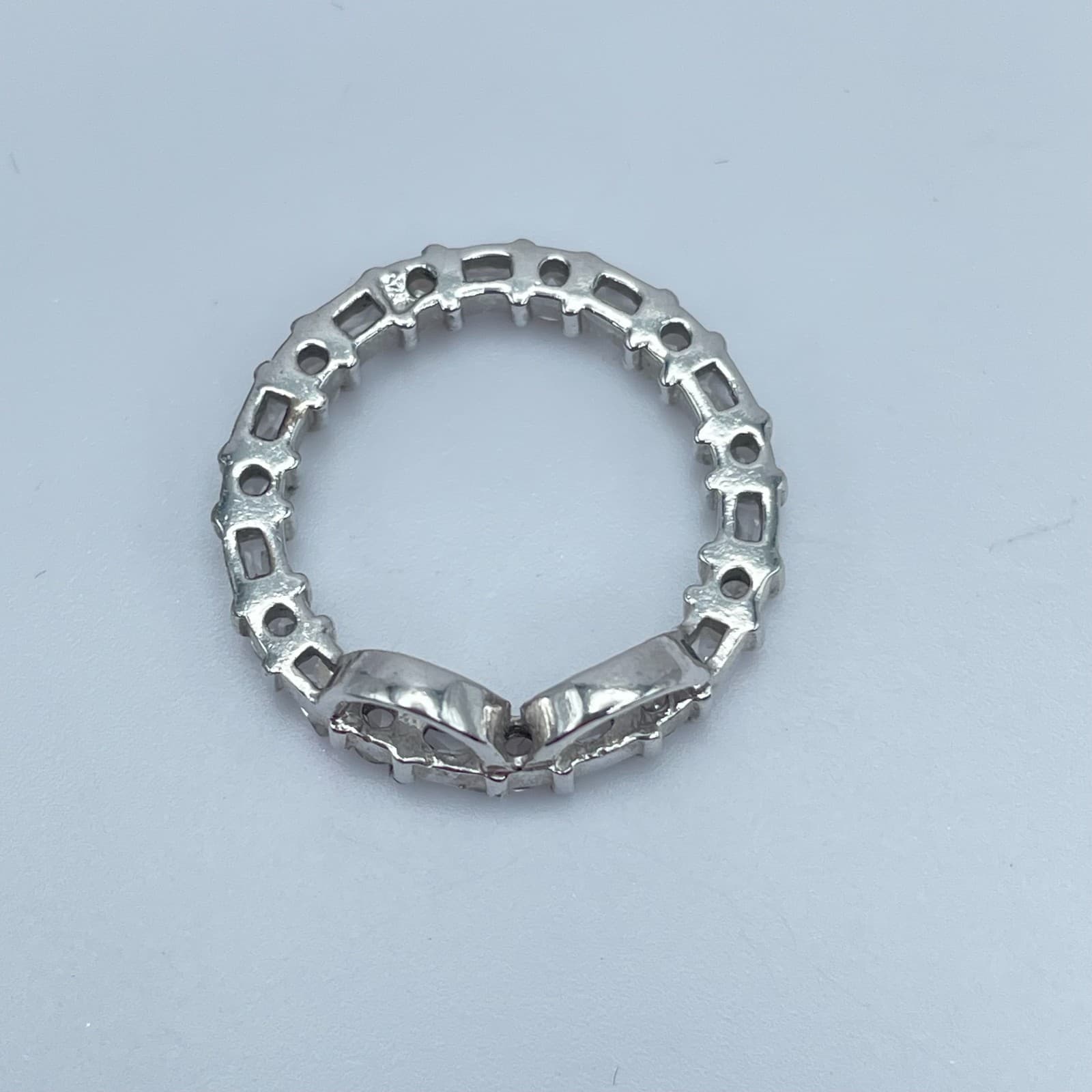 Classic Silver-Tone Engraved Cut-Out Metal Bow Motif Eternity-Style Band Ring - Thumbnail 3