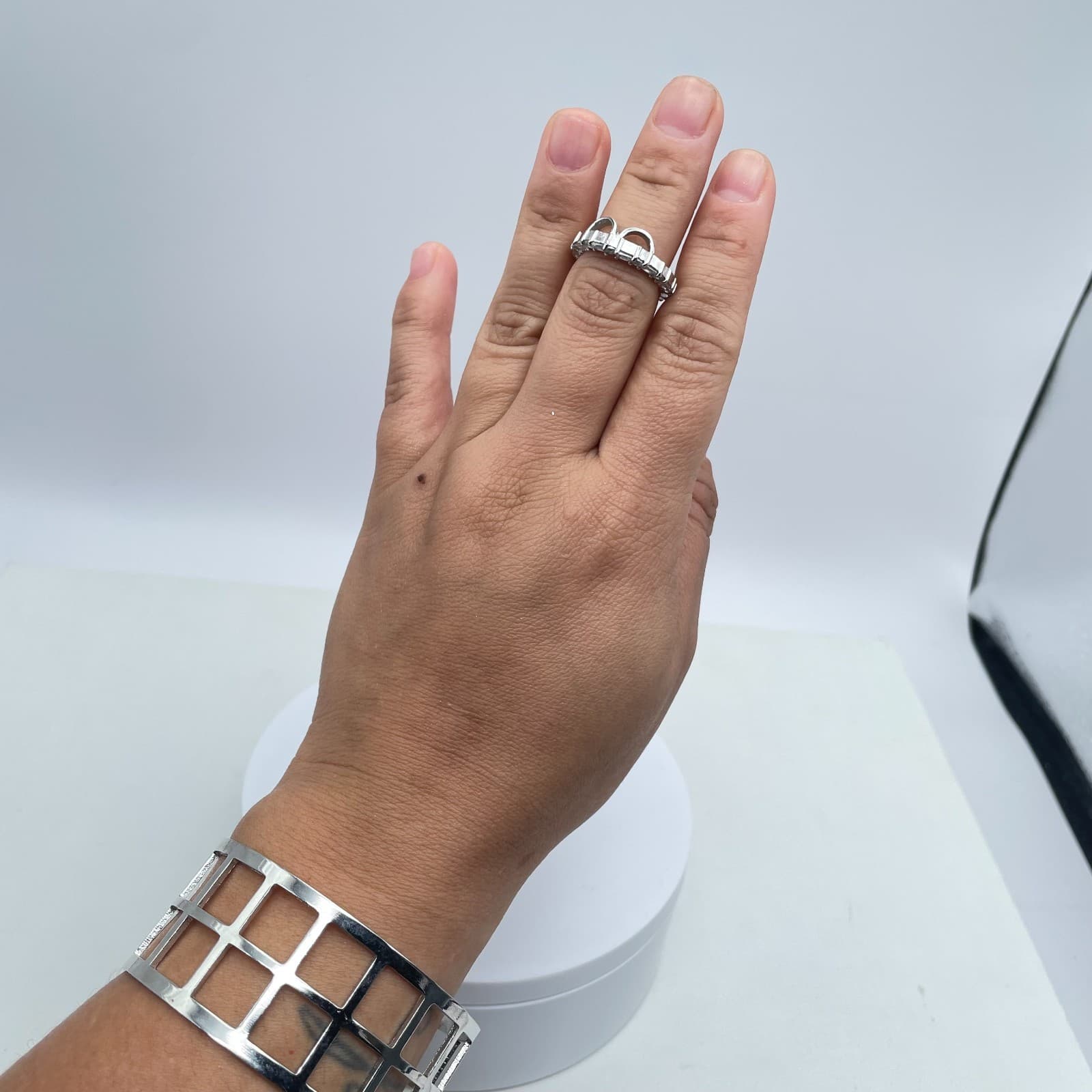 Classic Silver-Tone Engraved Cut-Out Metal Bow Motif Eternity-Style Band Ring - Thumbnail 6