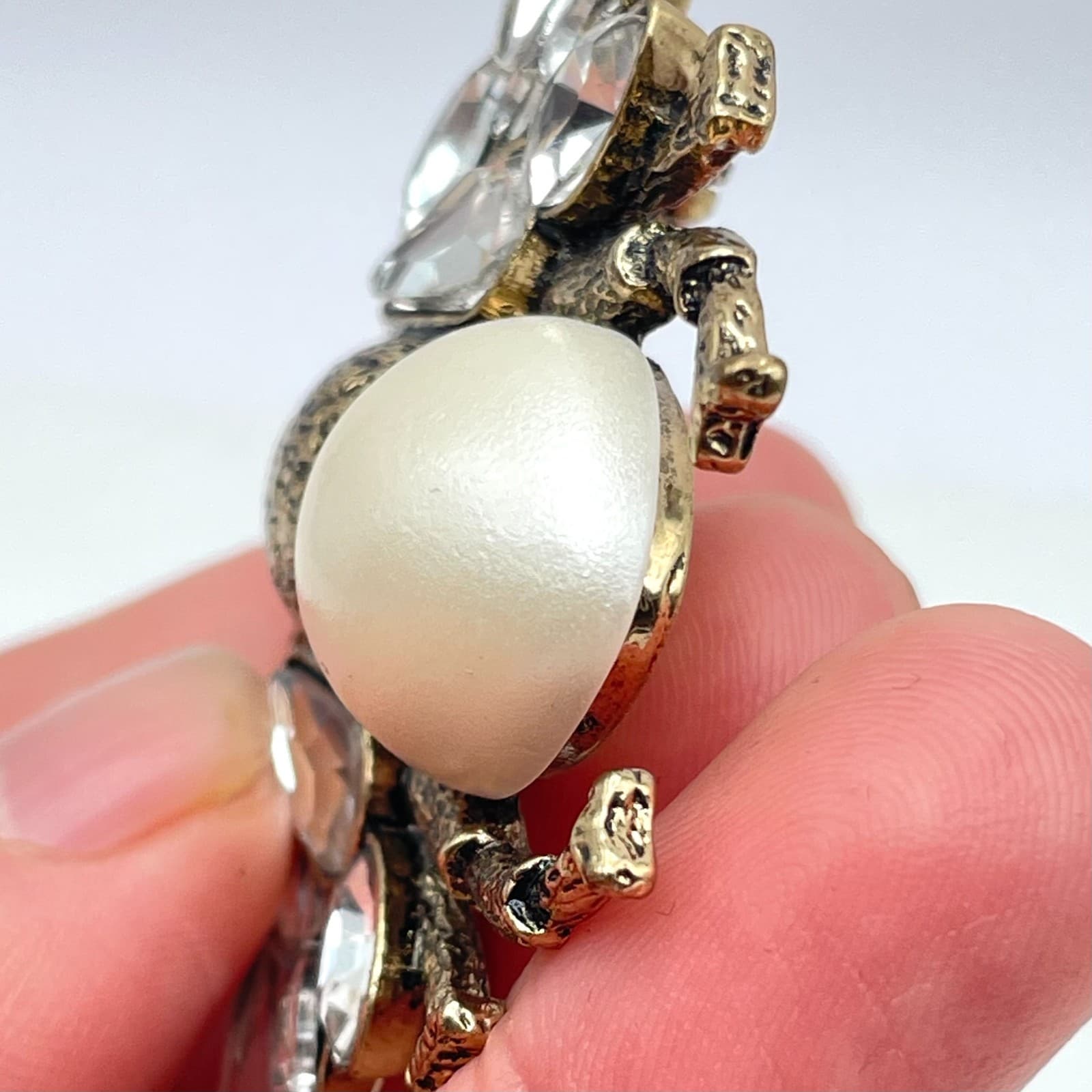 Gold-Tone Oxidize Metal Teardrop Rhinestone Mother Of Pearl Bee Brooch - Thumbnail 7