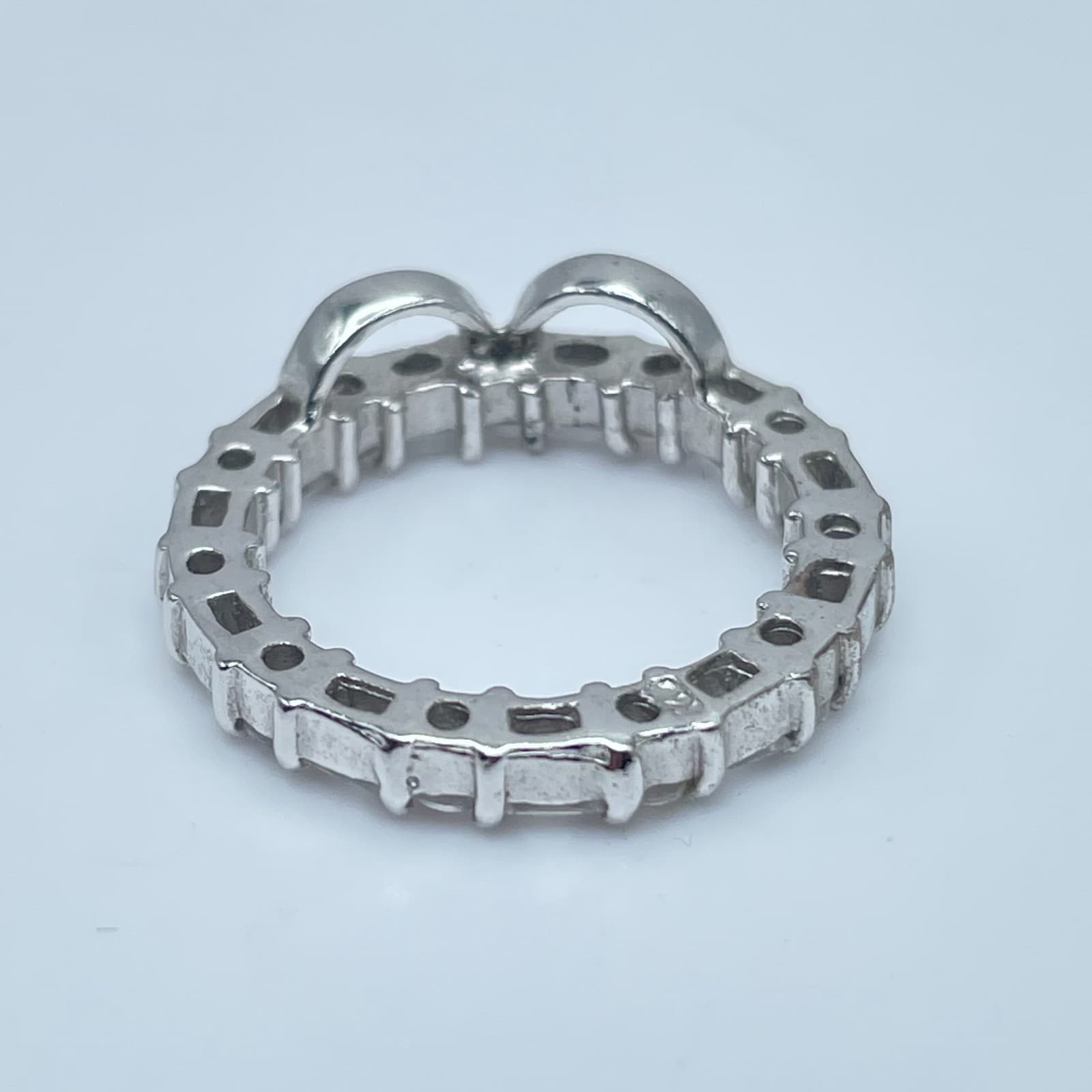 Classic Silver-Tone Engraved Cut-Out Metal Bow Motif Eternity-Style Band Ring - Thumbnail 5