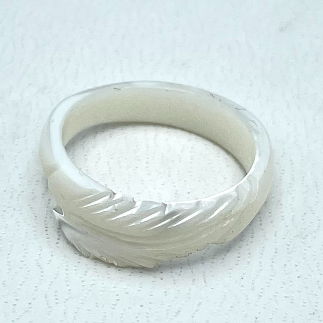 Vintage Handcrafted White Classic Fashion Leaf Feather-Carved Band Ring - Image 1