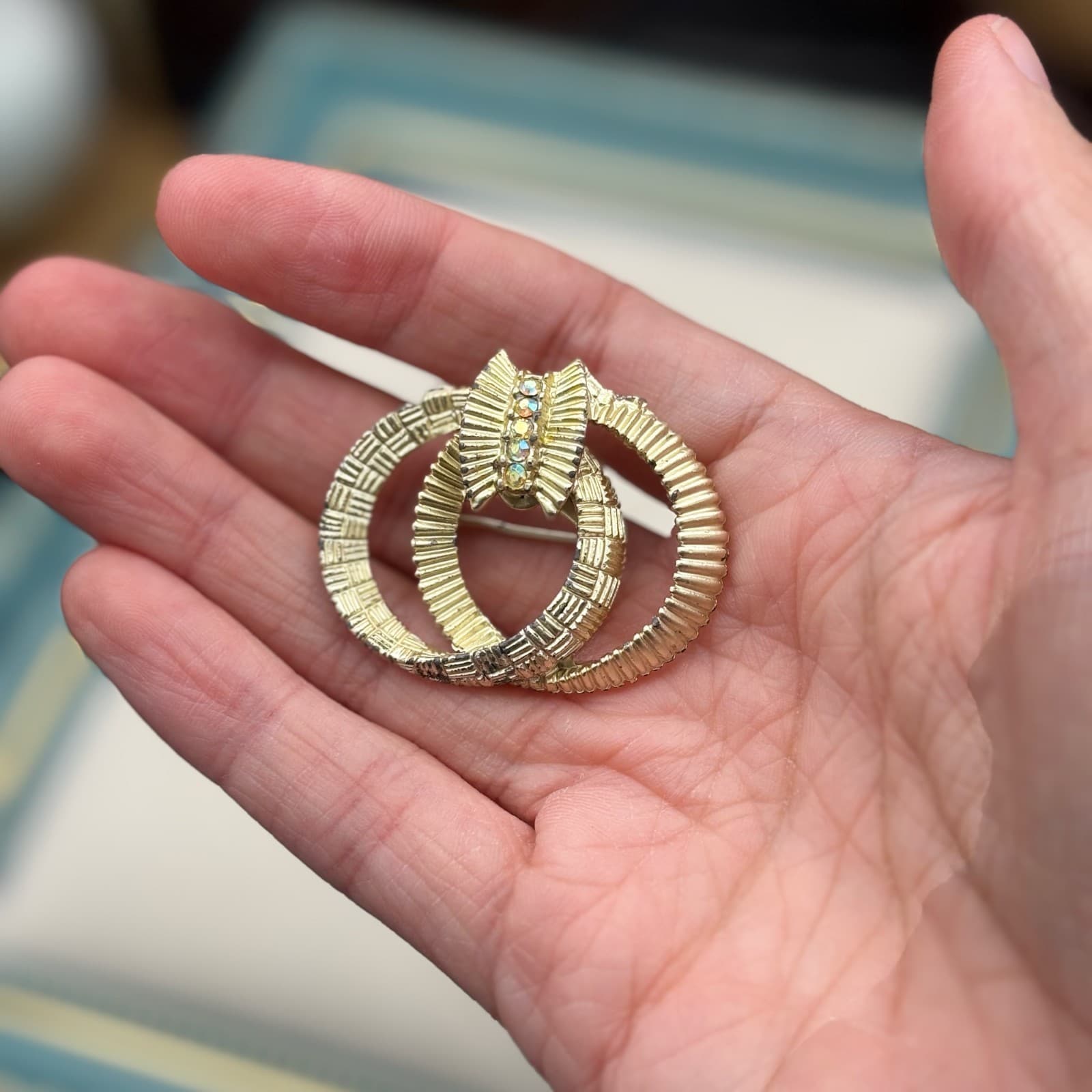 Vintage Gold Tone Brooch Interlocking Circles Textured Pin AB Rhinestone - Thumbnail 3