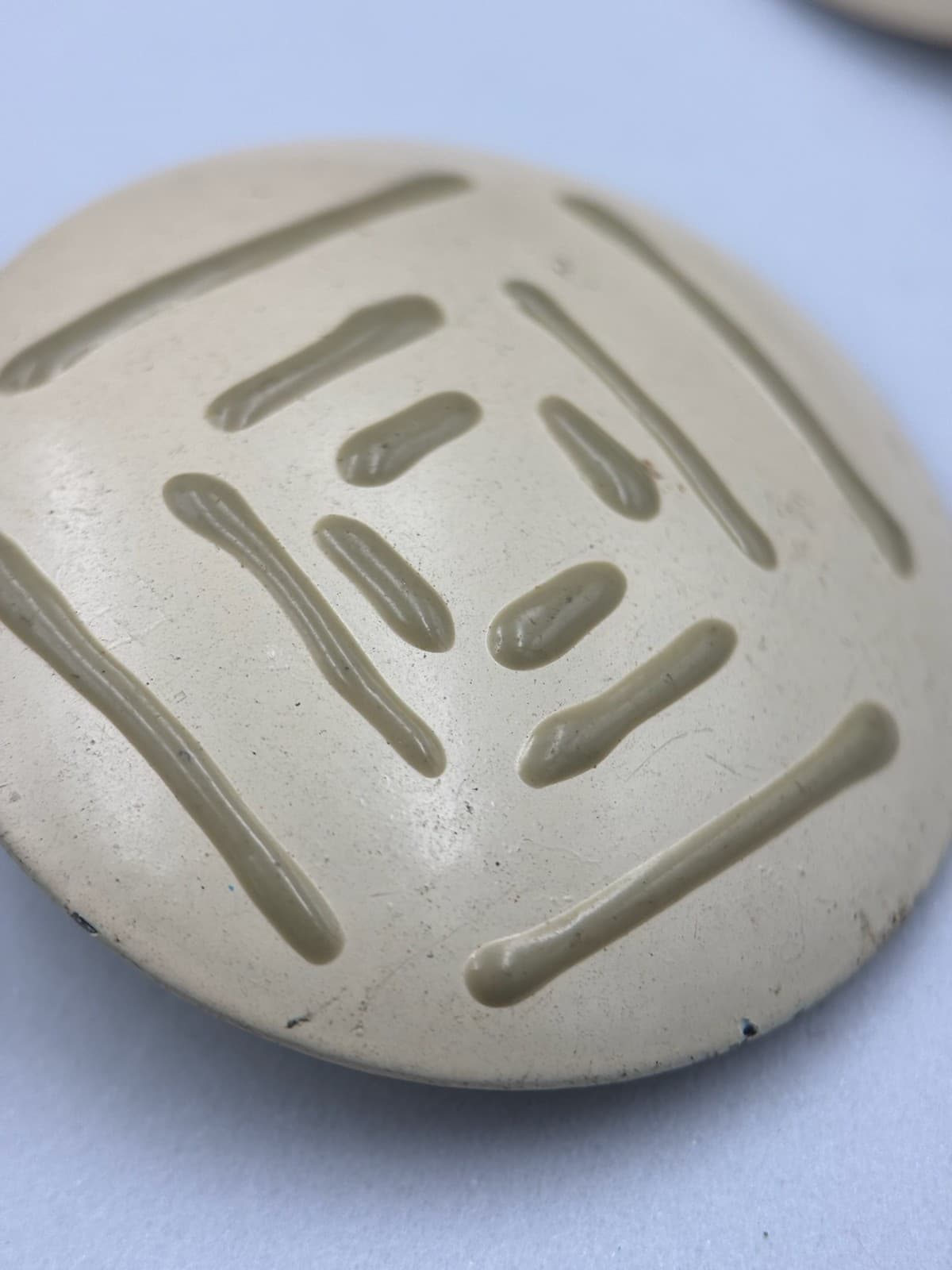 Vintage Round Geometric Clip-On Earrings Cream Modernist Minimalist Style - Thumbnail 8