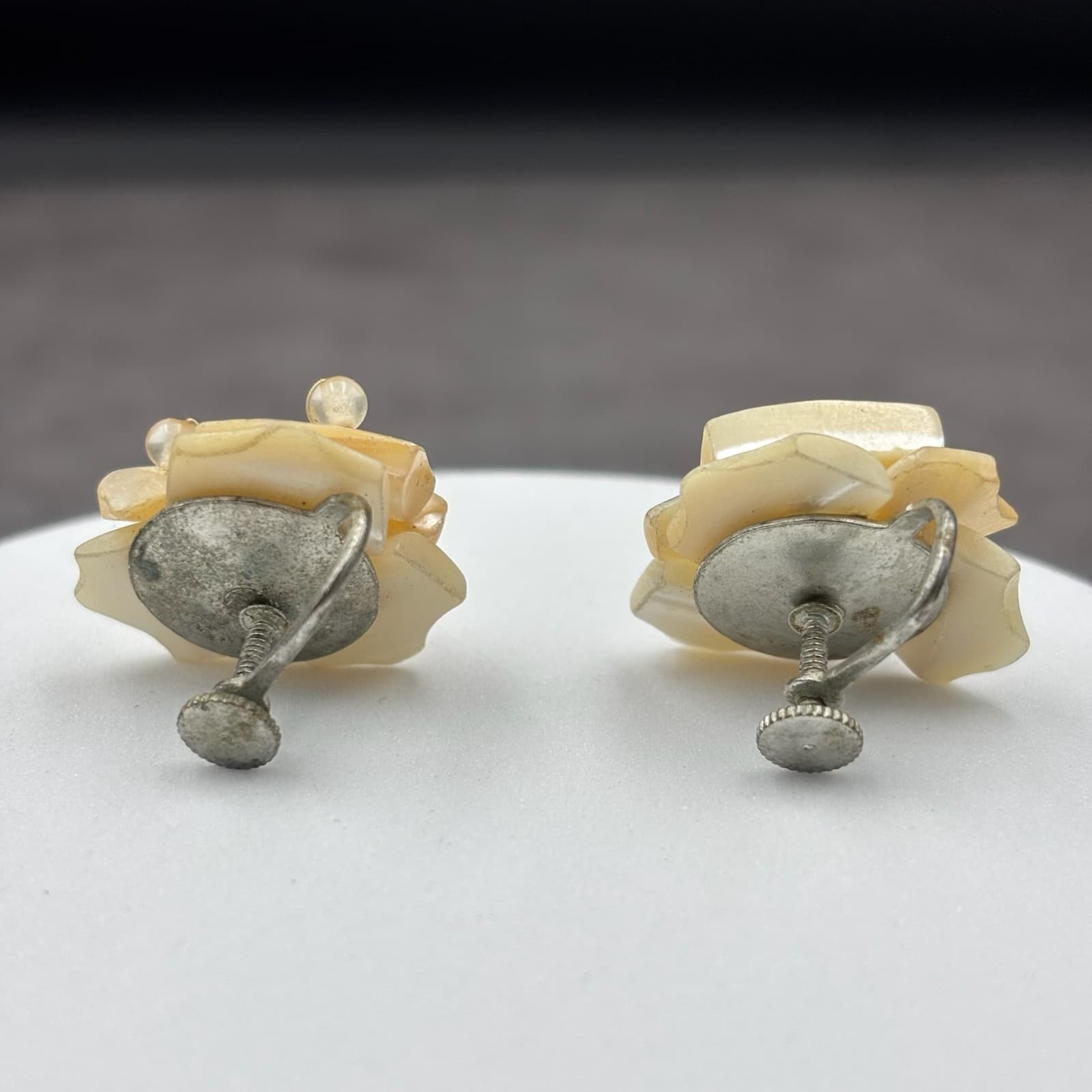 Vintage Mother of Pearl Cluster Screw-Back Earrings Iridescent Floral Design - Thumbnail 2