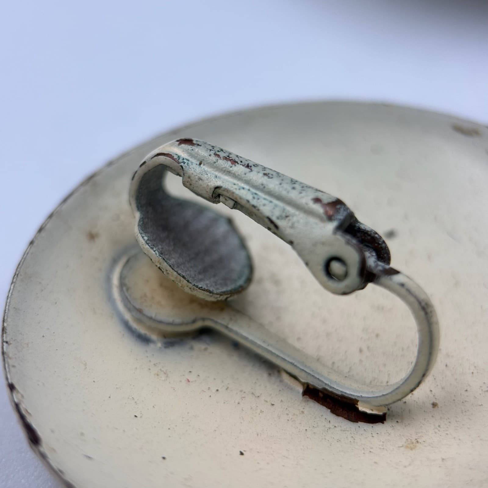 Vintage Round Geometric Clip-On Earrings Cream Modernist Minimalist Style - Thumbnail 6