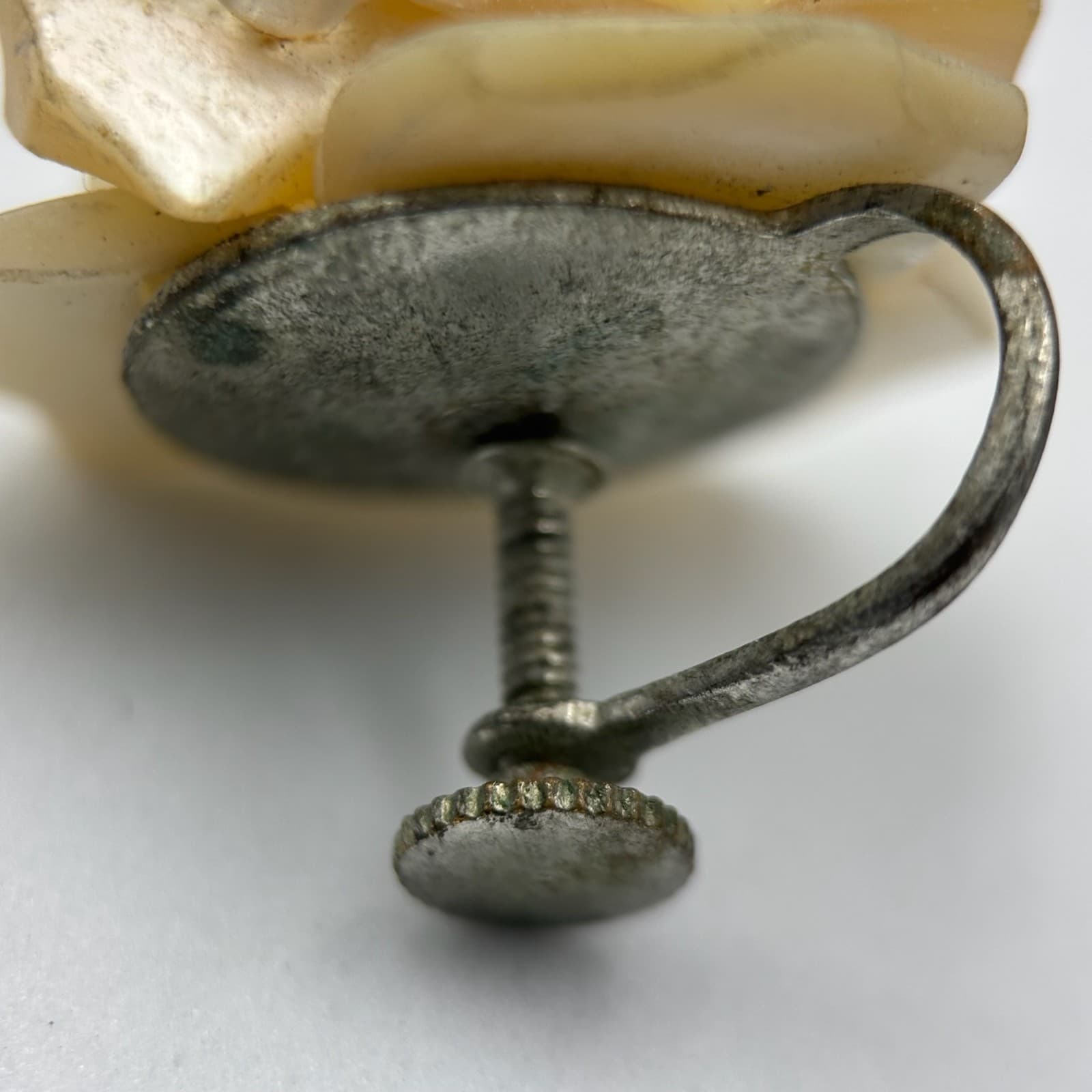 Vintage Mother of Pearl Cluster Screw-Back Earrings Iridescent Floral Design - Thumbnail 5