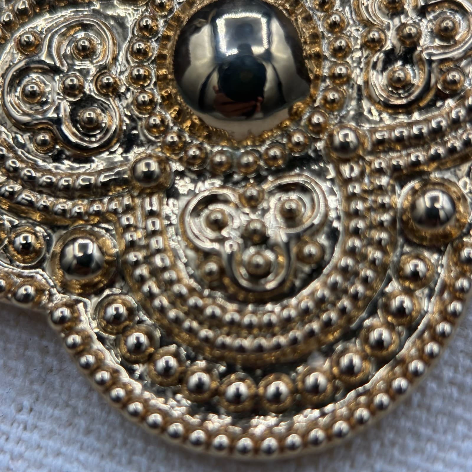 Vintage Gold Tone Brooch Clover Quatrefoil Ornate Filigree Textured Pin - Thumbnail 4