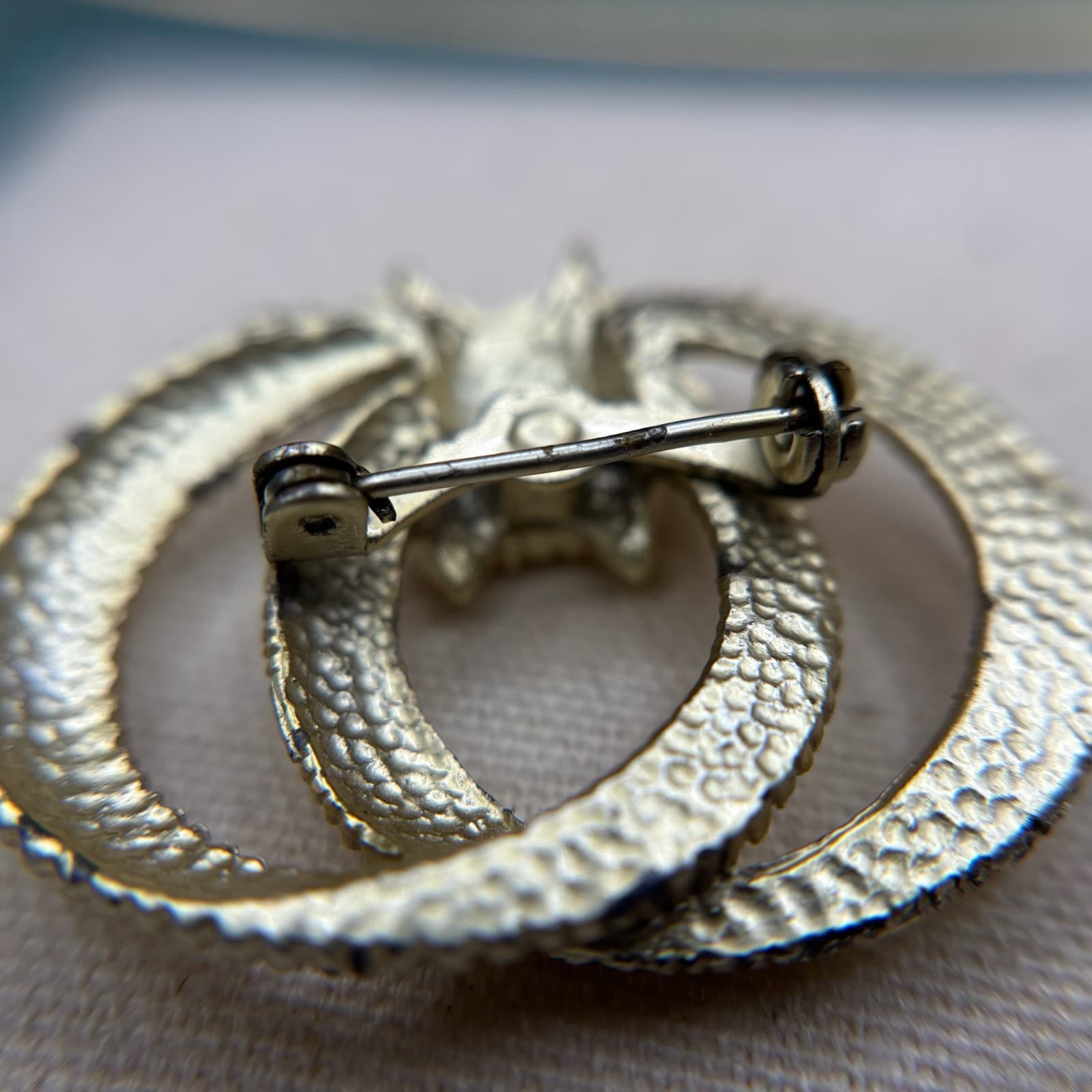 Vintage Gold Tone Brooch Interlocking Circles Textured Pin AB Rhinestone - Thumbnail 2