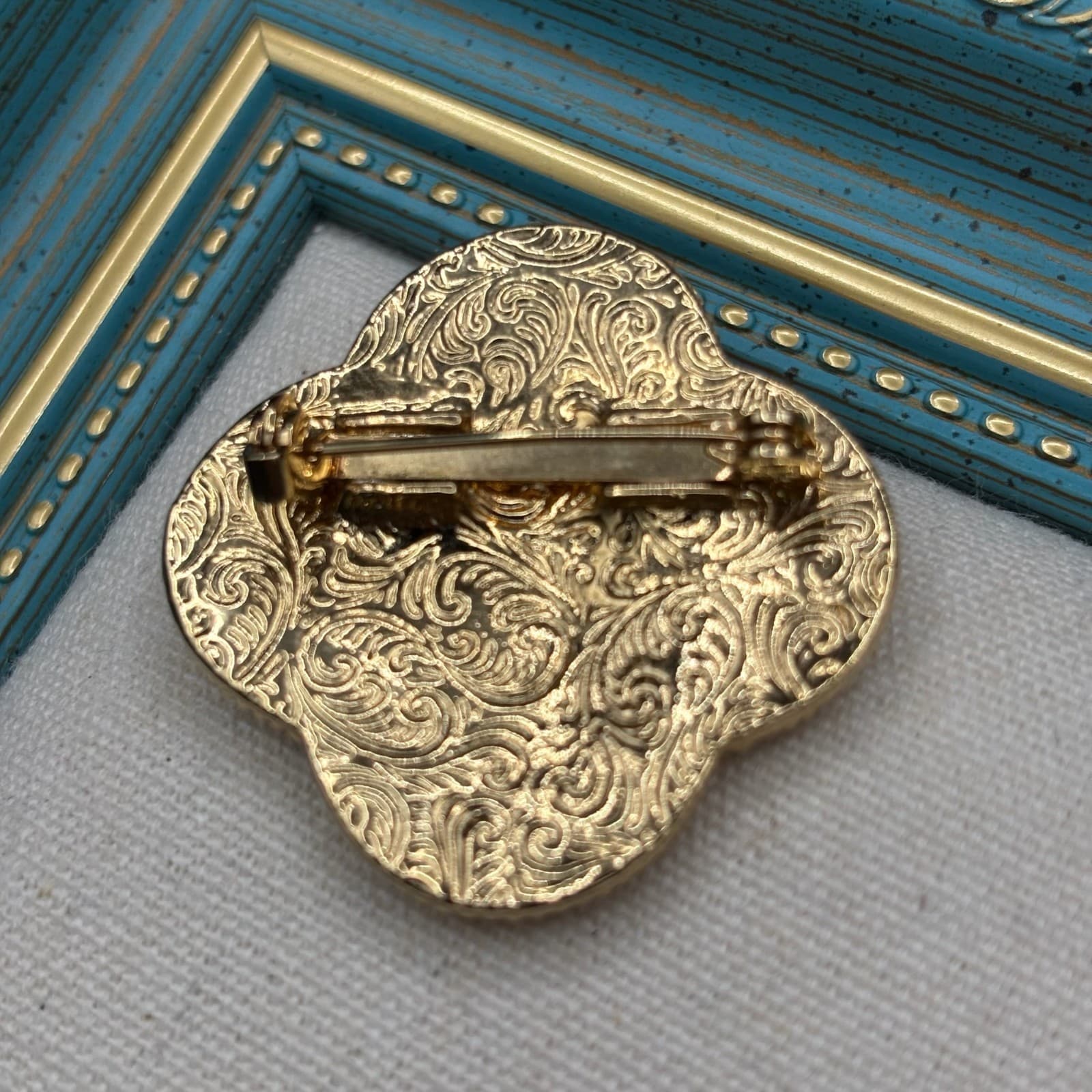 Vintage Gold Tone Brooch Clover Quatrefoil Ornate Filigree Textured Pin - Thumbnail 3