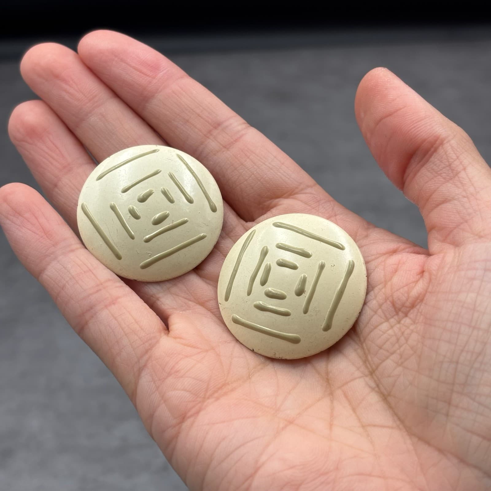 Vintage Round Geometric Clip-On Earrings Cream Modernist Minimalist Style - Thumbnail 4
