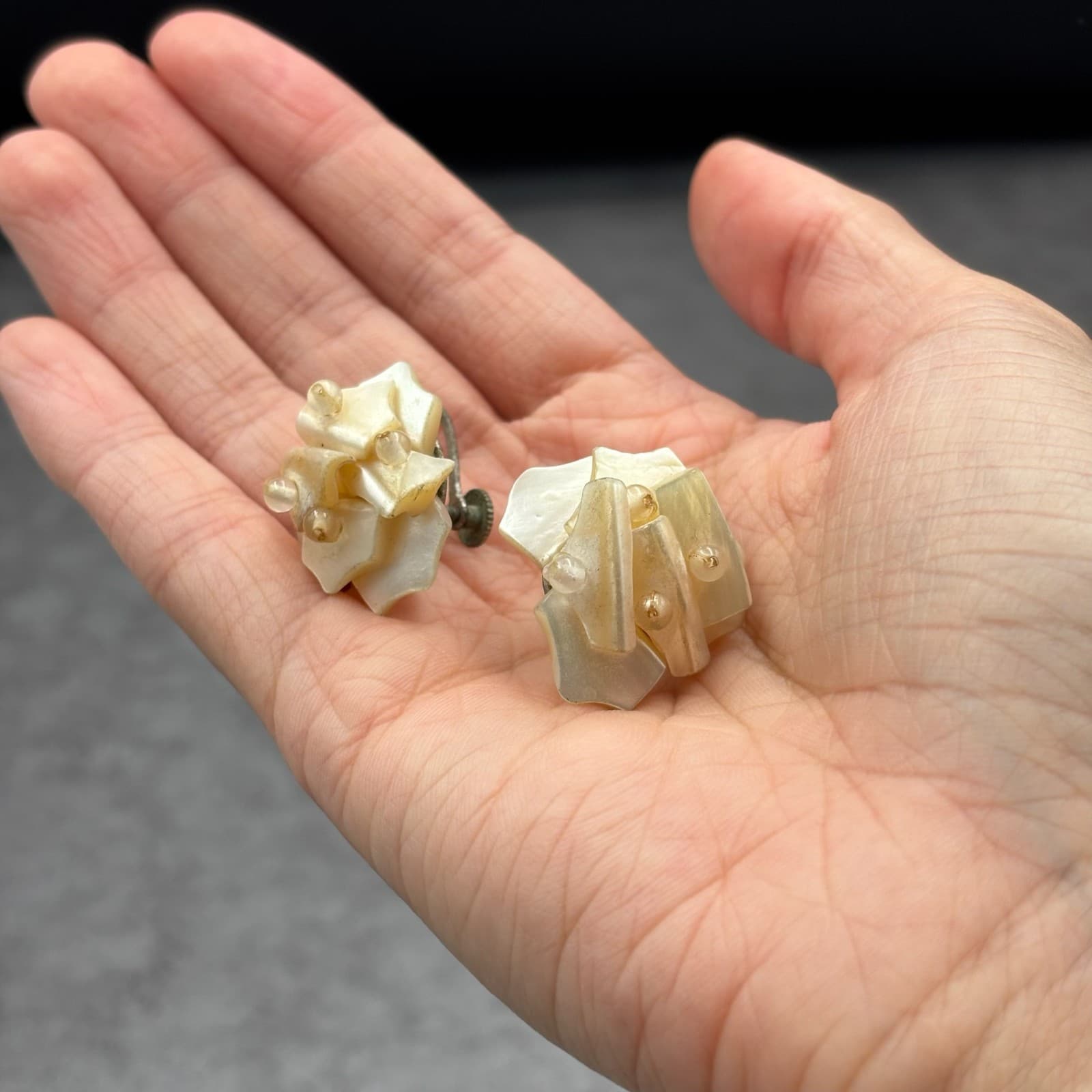 Vintage Mother of Pearl Cluster Screw-Back Earrings Iridescent Floral Design - Thumbnail 7