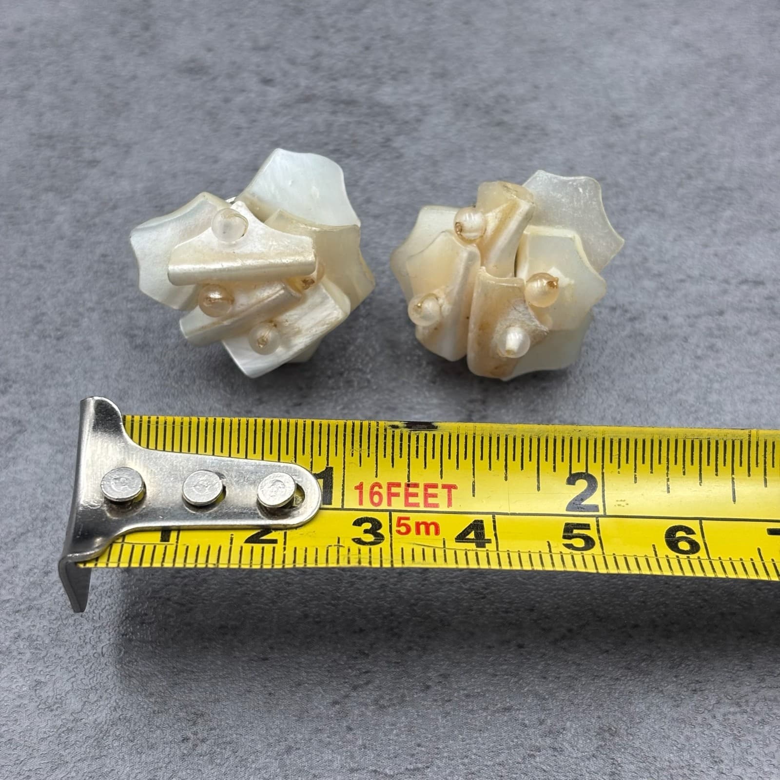 Vintage Mother of Pearl Cluster Screw-Back Earrings Iridescent Floral Design - Thumbnail 8