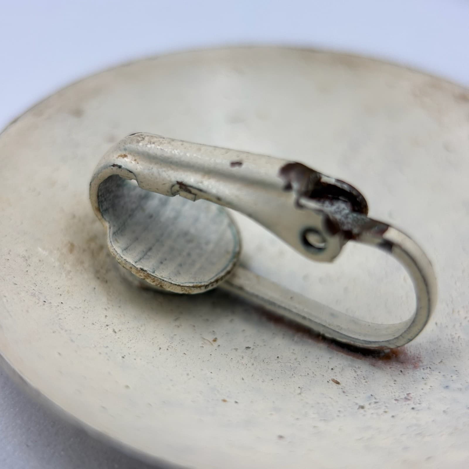 Vintage Round Geometric Clip-On Earrings Cream Modernist Minimalist Style - Thumbnail 7