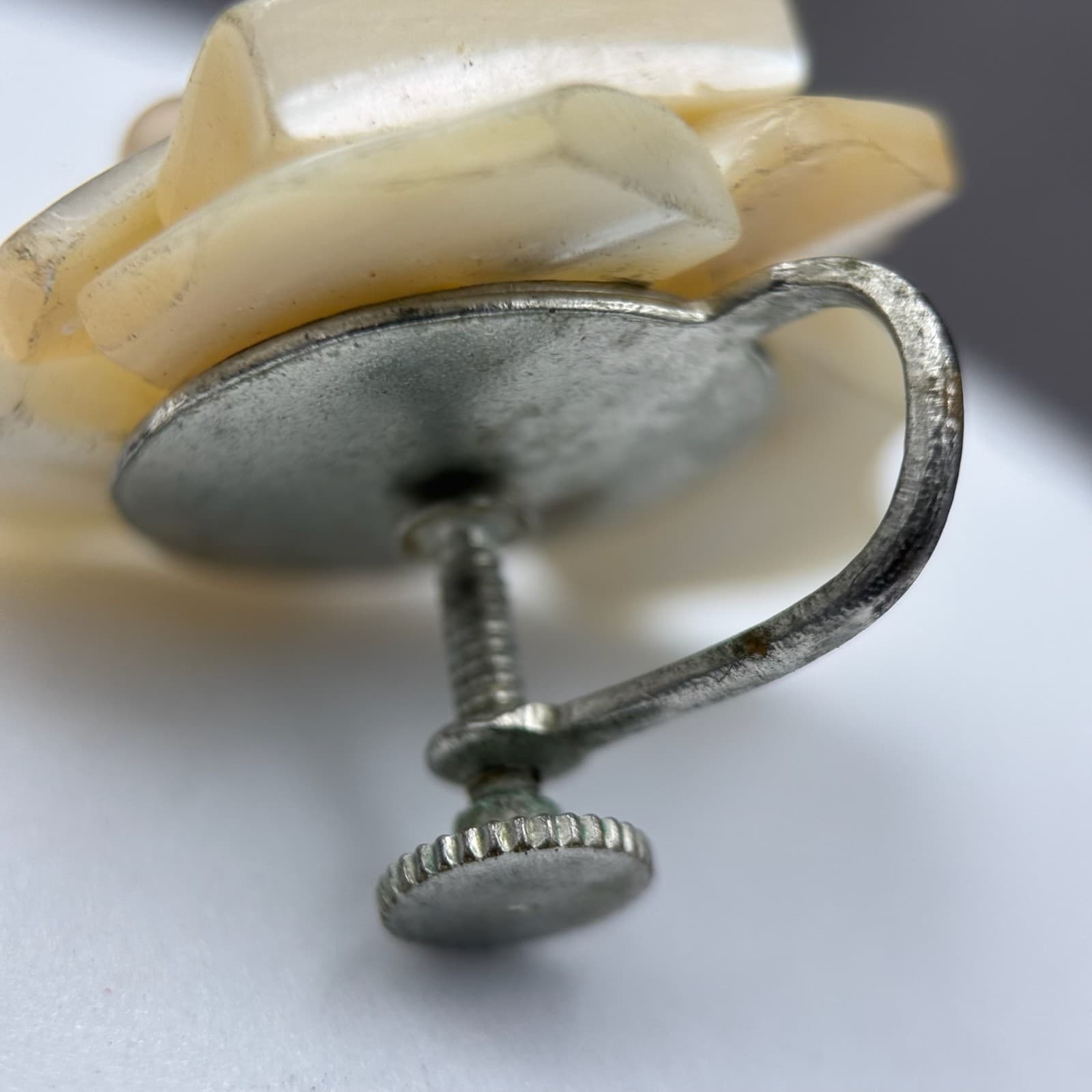 Vintage Mother of Pearl Cluster Screw-Back Earrings Iridescent Floral Design - Thumbnail 6