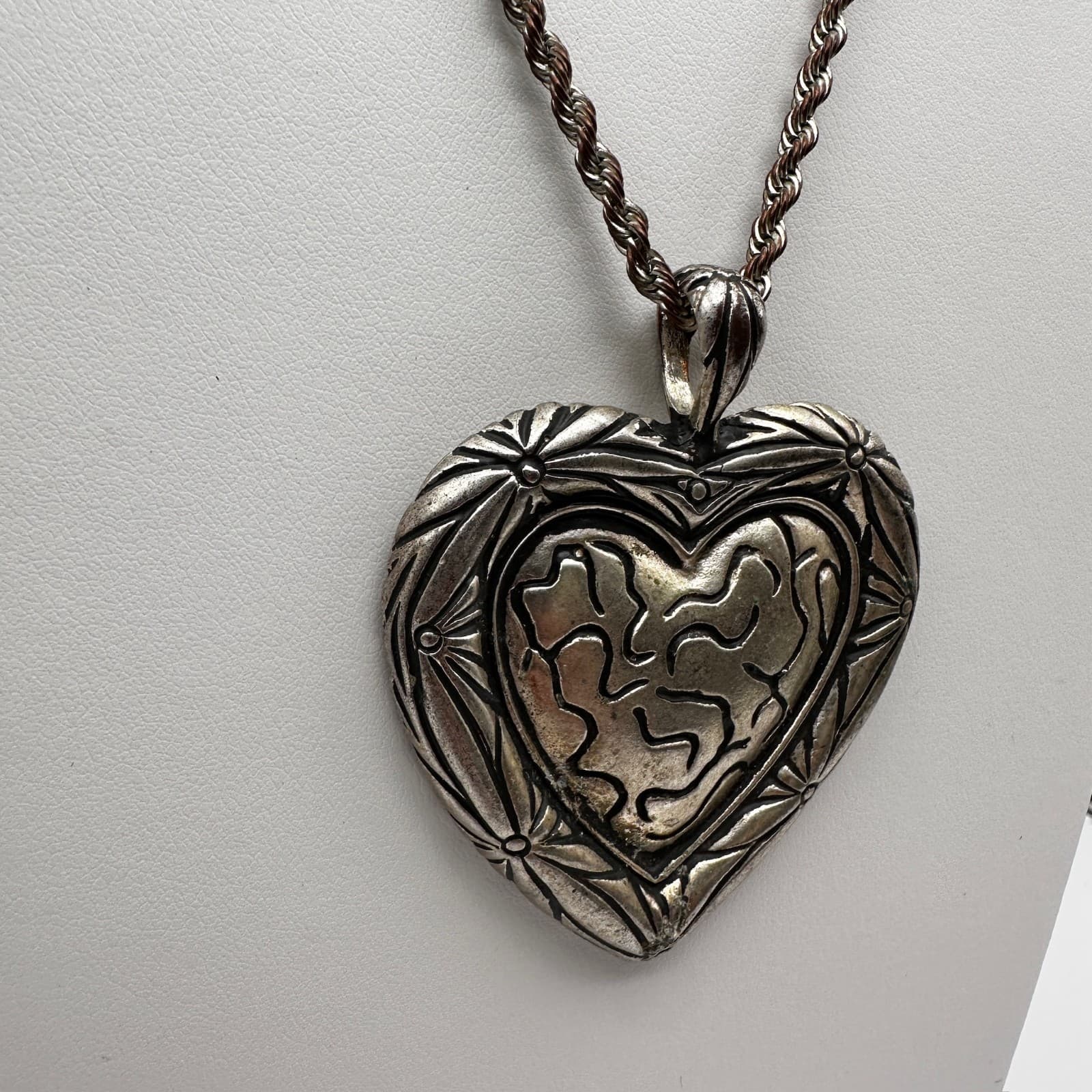 Vintage 90s Time and Tru Silver Tone Embossed Heart Pendant Rope Chain Jewelry - Thumbnail 4