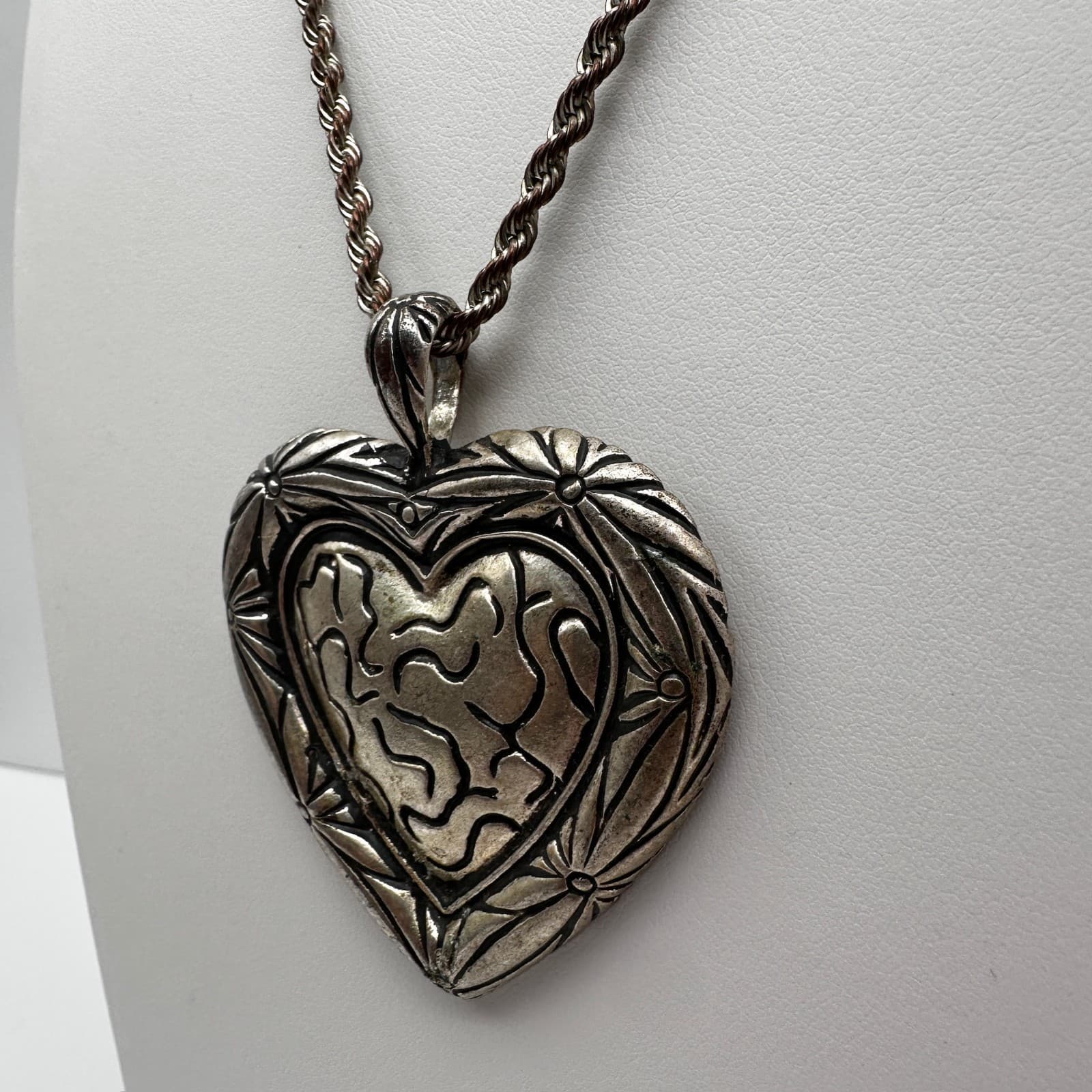 Vintage 90s Time and Tru Silver Tone Embossed Heart Pendant Rope Chain Jewelry - Thumbnail 5