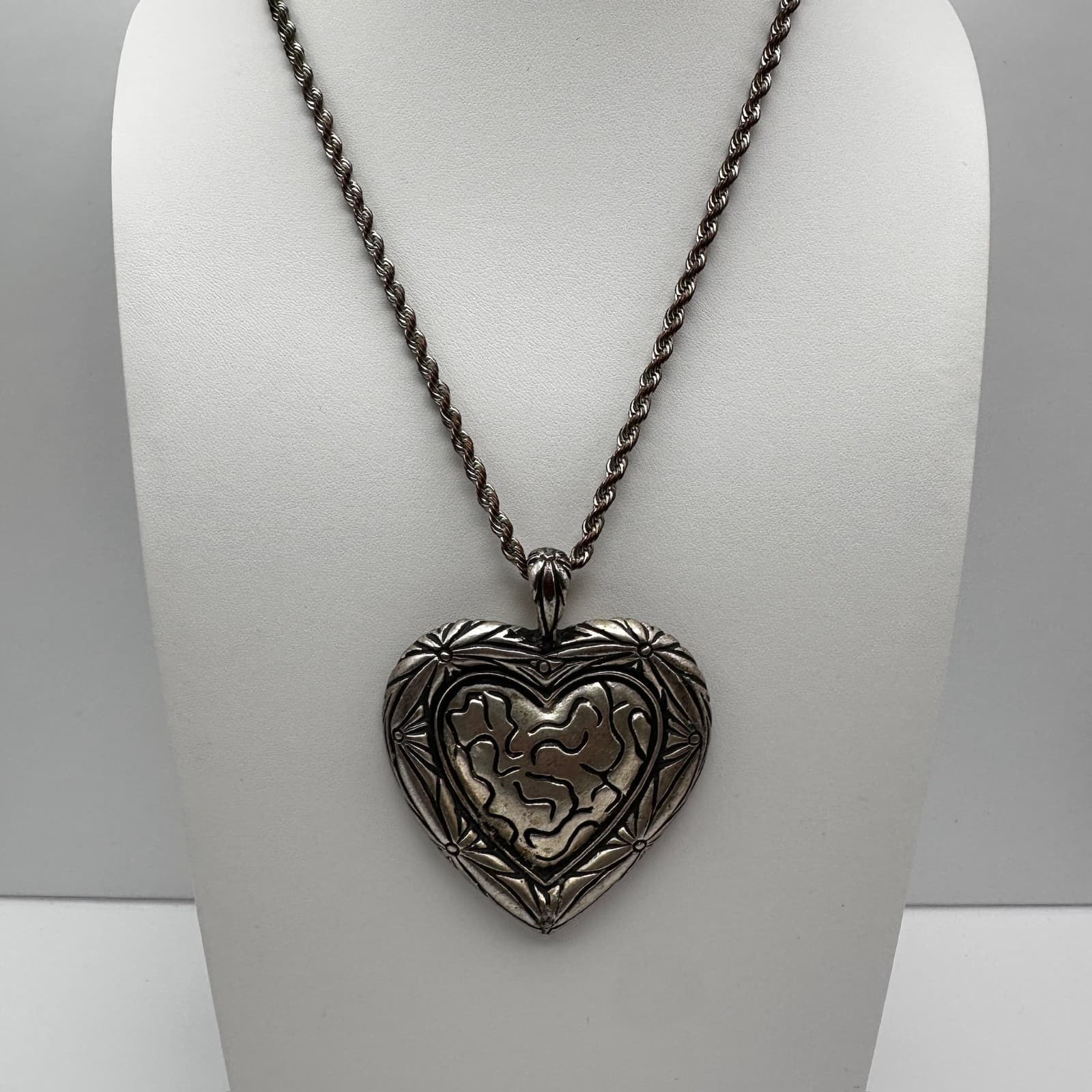Vintage 90s Time and Tru Silver Tone Embossed Heart Pendant Rope Chain Jewelry - Thumbnail 3