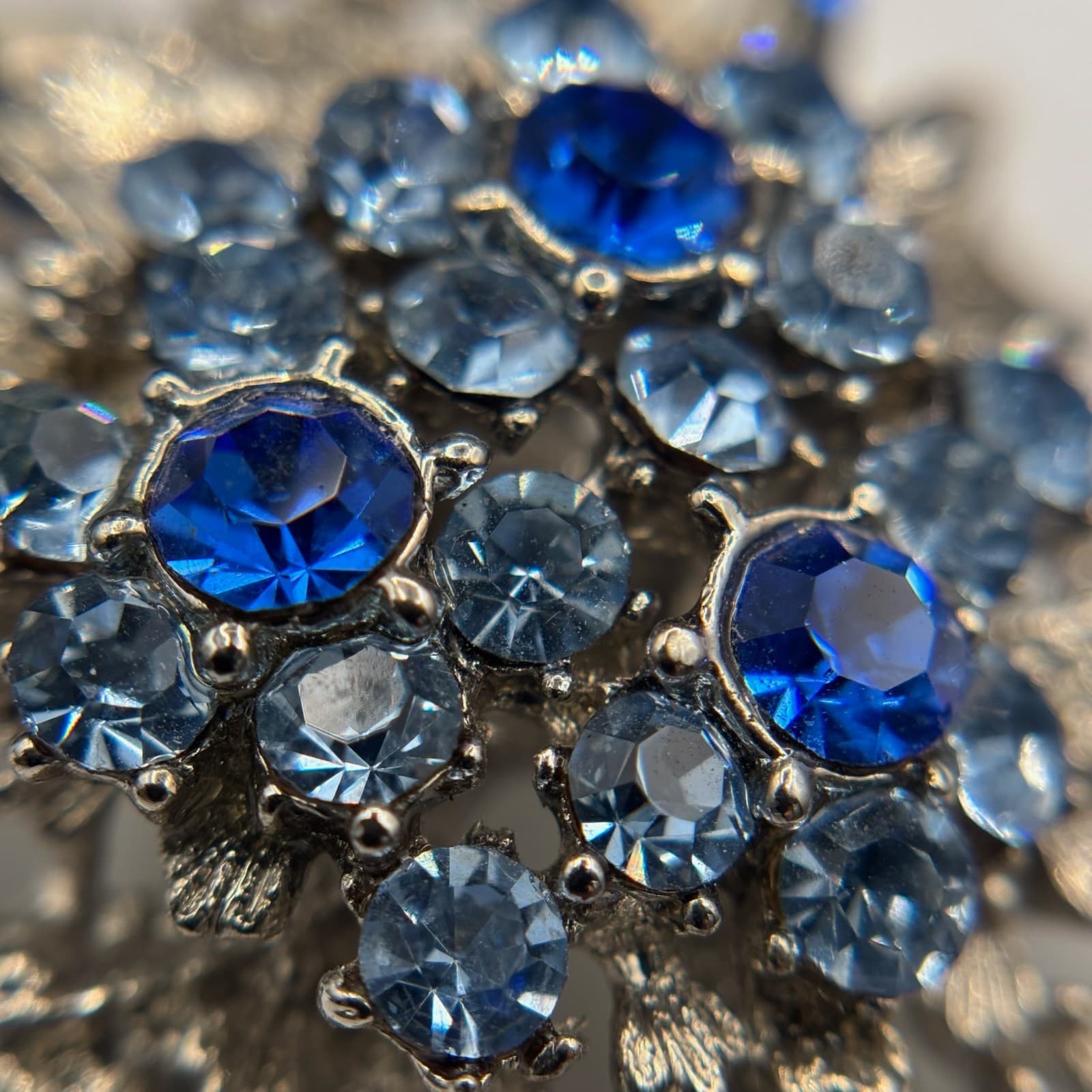 Silver-Tone Foilback Blue Rhinestone Floral Brooch Vintage Sparkle Style - Thumbnail 6