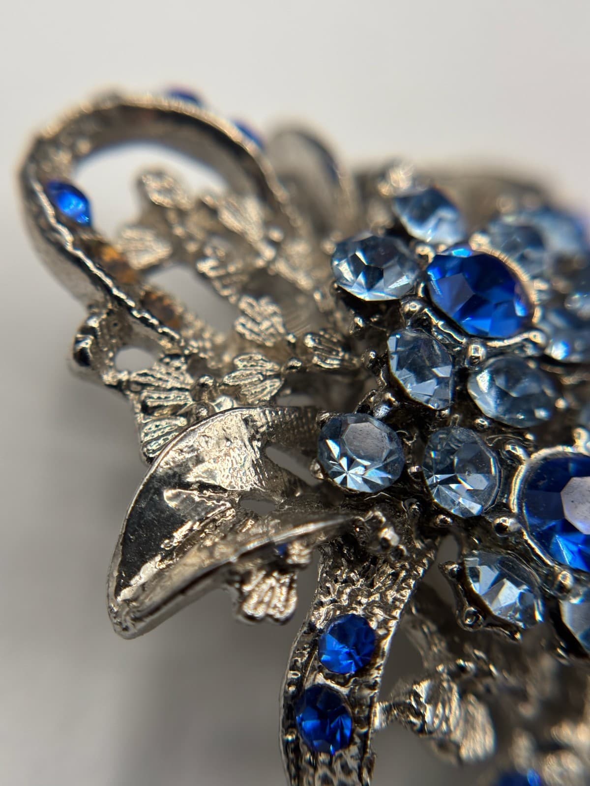 Silver-Tone Foilback Blue Rhinestone Floral Brooch Vintage Sparkle Style - Thumbnail 4
