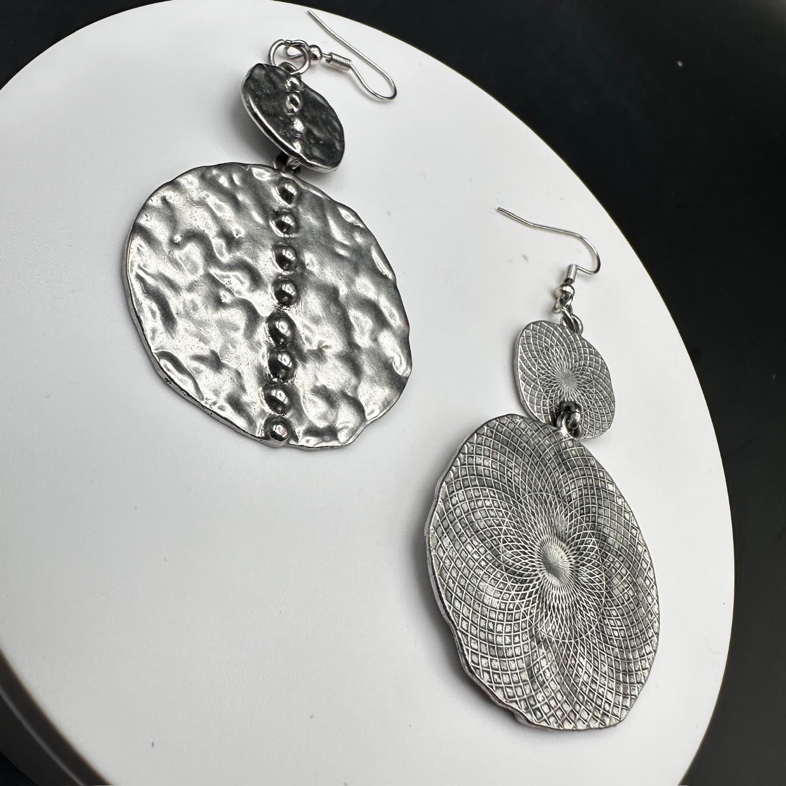 Vintage Y2K Hammered Silver Tone Dangle Earring Textured Round Statement Jewelry - Thumbnail 6