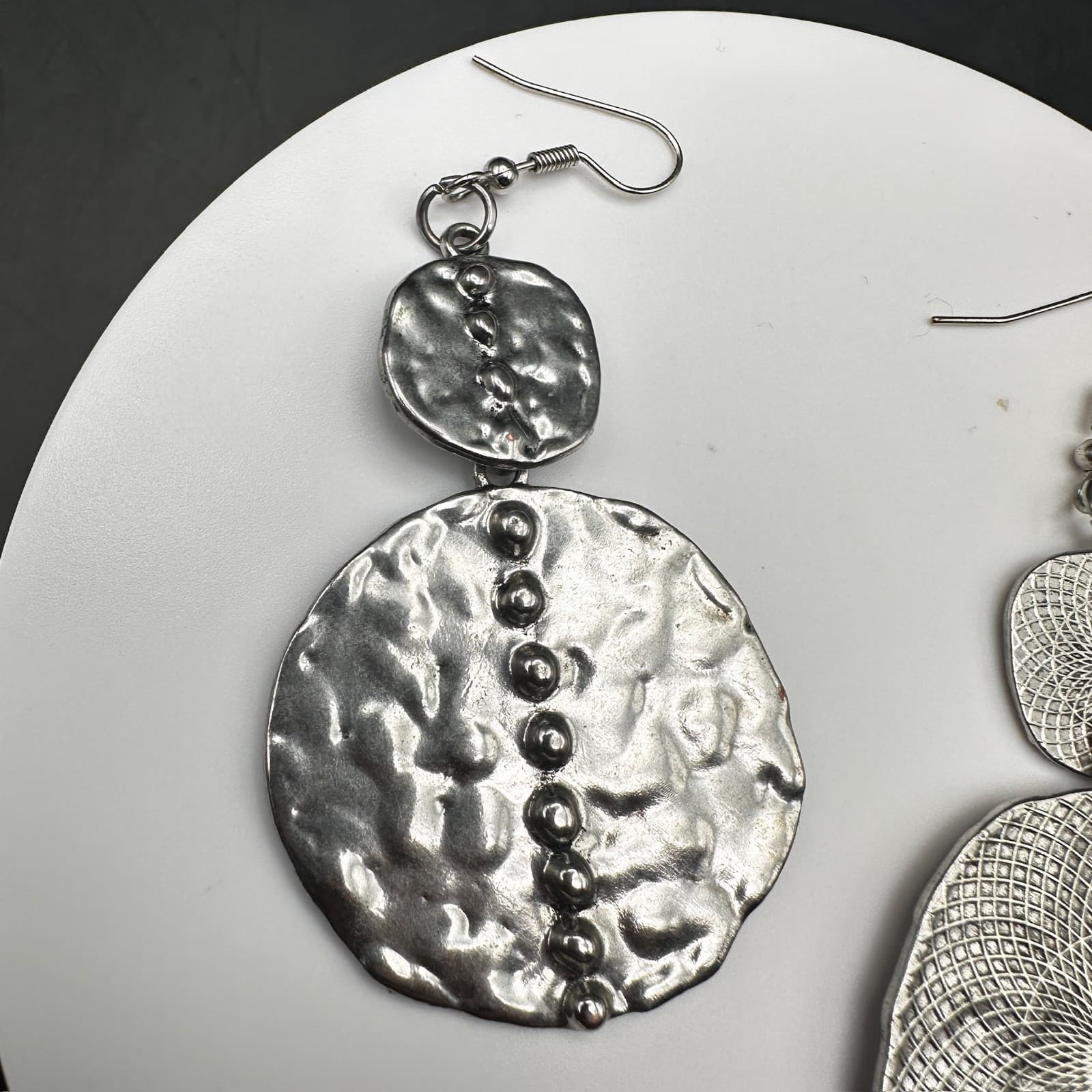 Vintage Y2K Hammered Silver Tone Dangle Earring Textured Round Statement Jewelry - Thumbnail 8