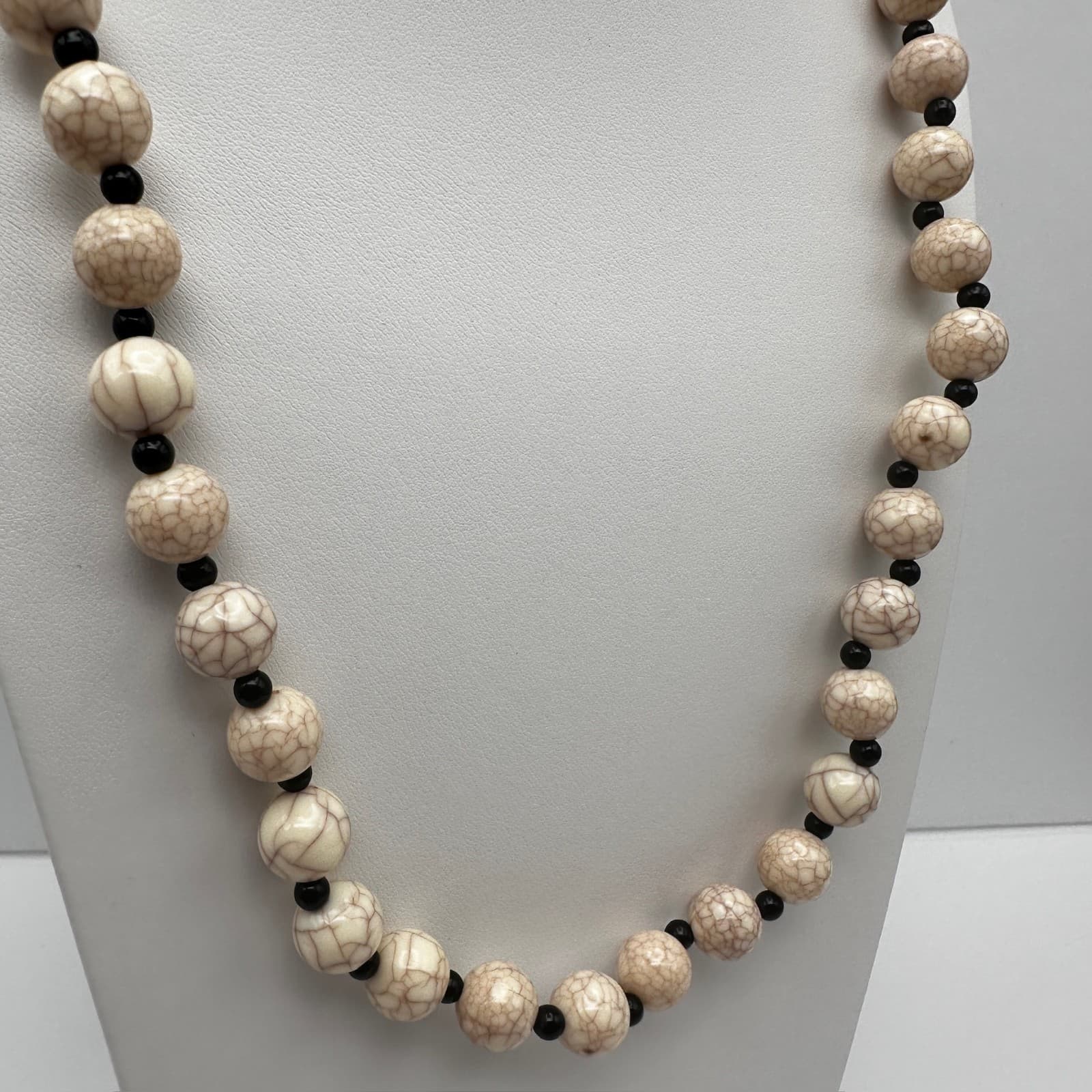 Vintage 90s Boho Necklace Faux Howlite Cream & Black Marble Beads Statement - Thumbnail 3