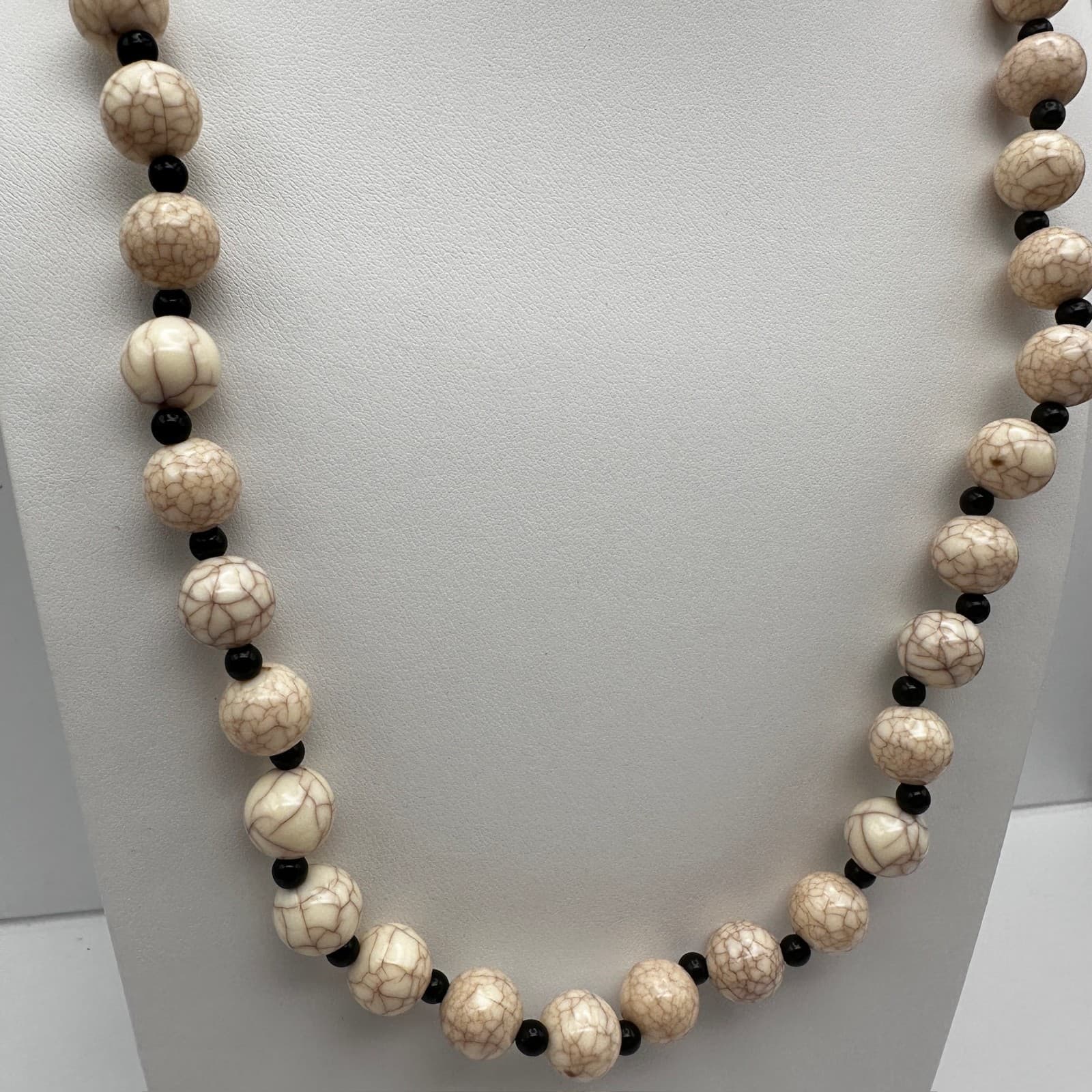 Vintage 90s Boho Necklace Faux Howlite Cream & Black Marble Beads Statement - Thumbnail 2