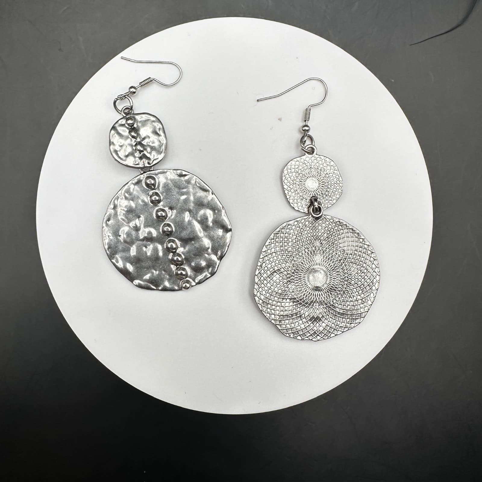 Vintage Y2K Hammered Silver Tone Dangle Earring Textured Round Statement Jewelry - Thumbnail 5