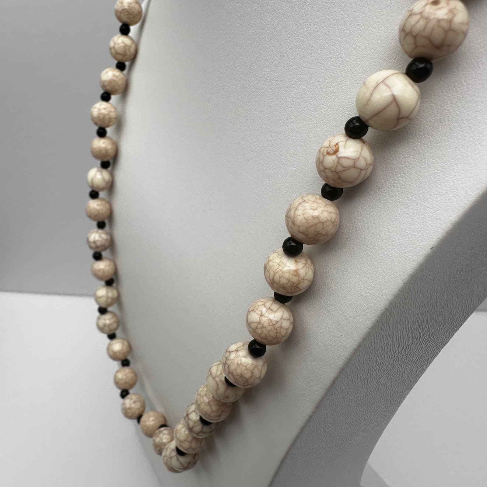 Vintage 90s Boho Necklace Faux Howlite Cream & Black Marble Beads Statement - Thumbnail 10