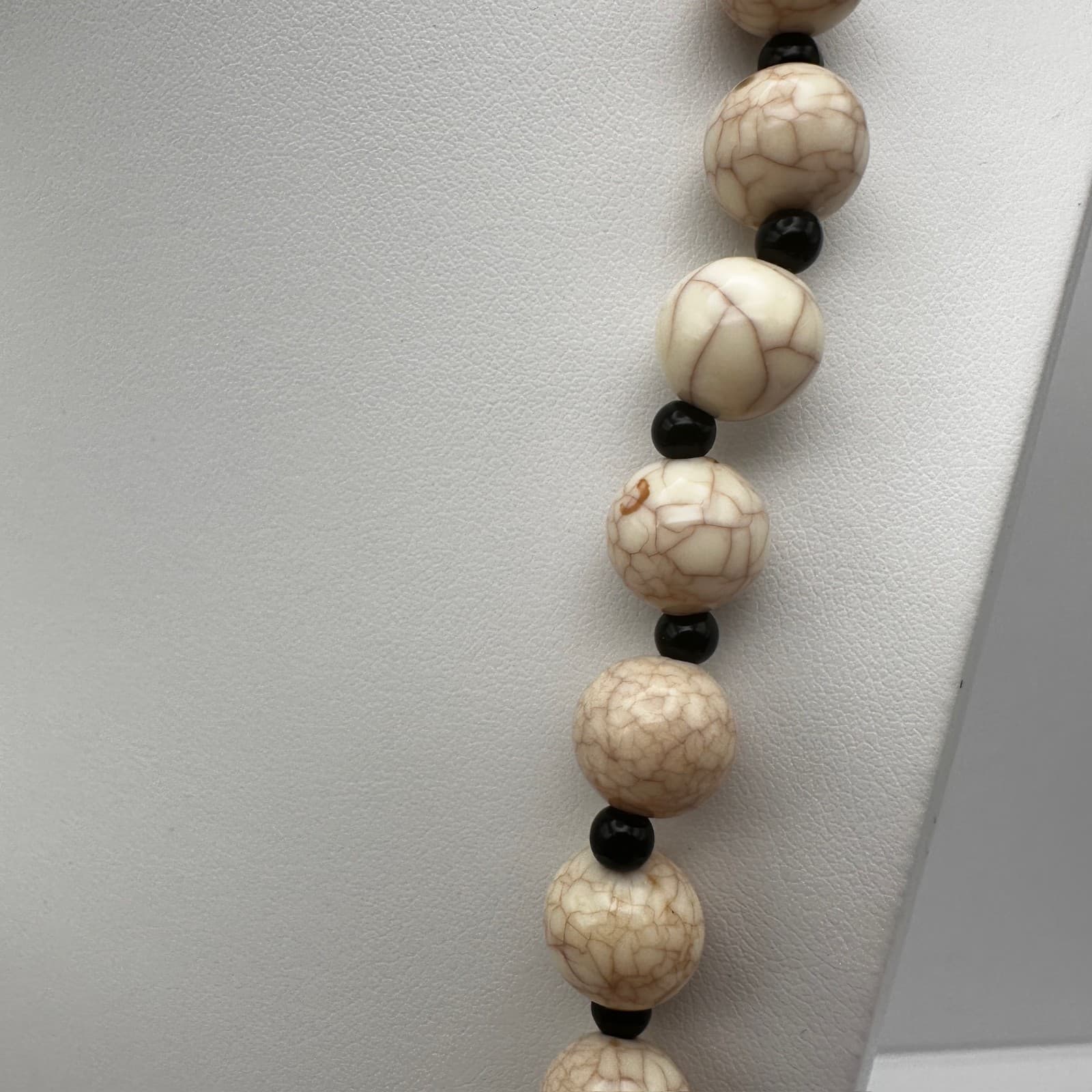 Vintage 90s Boho Necklace Faux Howlite Cream & Black Marble Beads Statement - Thumbnail 7