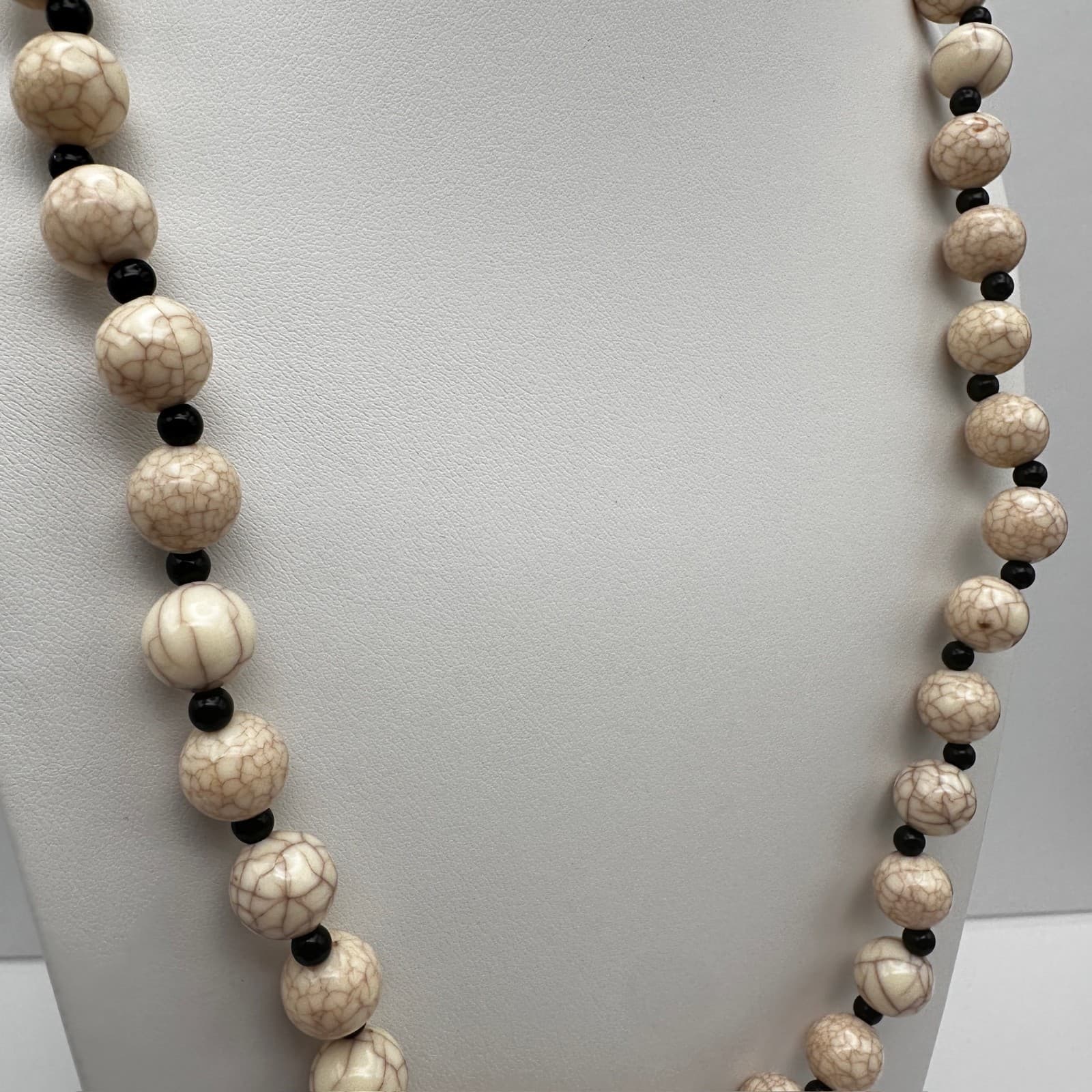 Vintage 90s Boho Necklace Faux Howlite Cream & Black Marble Beads Statement - Thumbnail 4