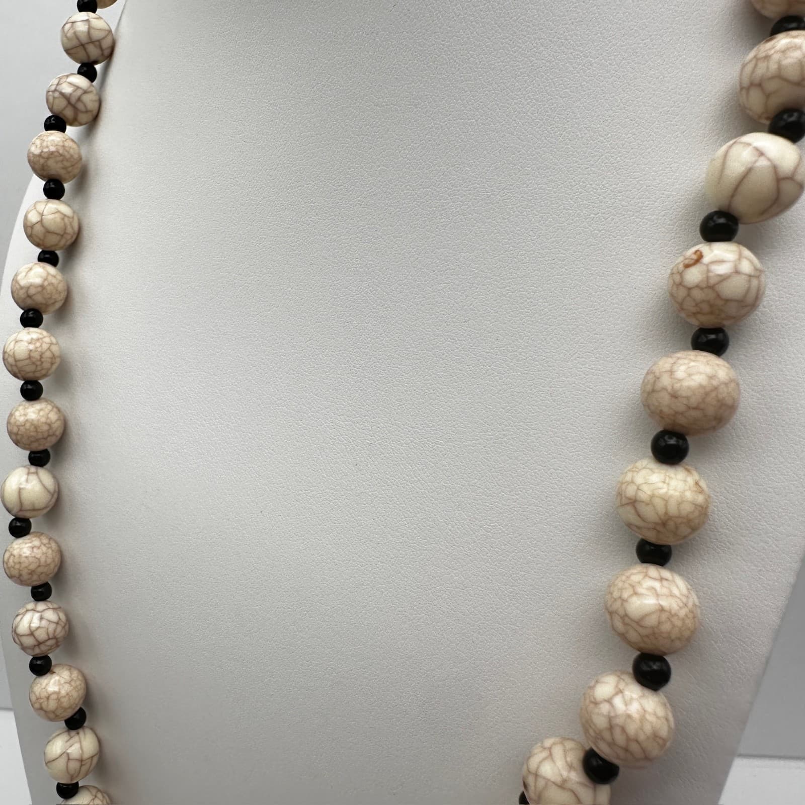 Vintage 90s Boho Necklace Faux Howlite Cream & Black Marble Beads Statement - Thumbnail 5