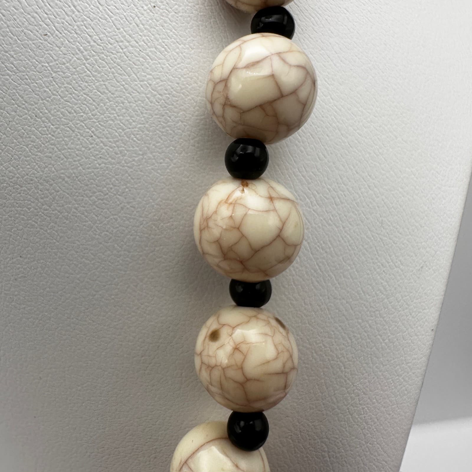 Vintage 90s Boho Necklace Faux Howlite Cream & Black Marble Beads Statement - Thumbnail 8