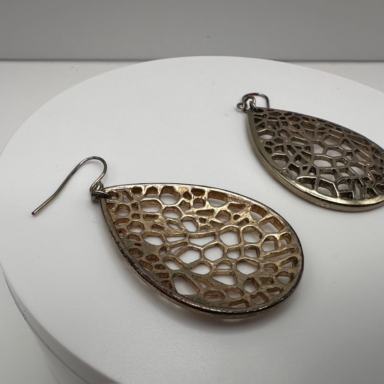 Vintage 90s Gold Tone Filigree Teardrop Dangle Earrings Boho Geometric Mesh - Thumbnail 9