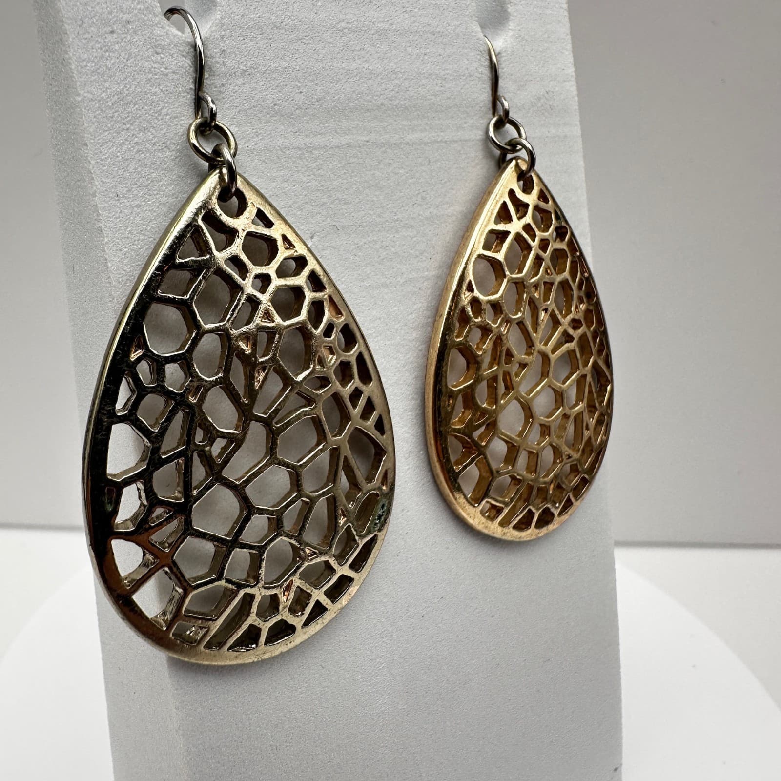 Vintage 90s Gold Tone Filigree Teardrop Dangle Earrings Boho Geometric Mesh - Thumbnail 2