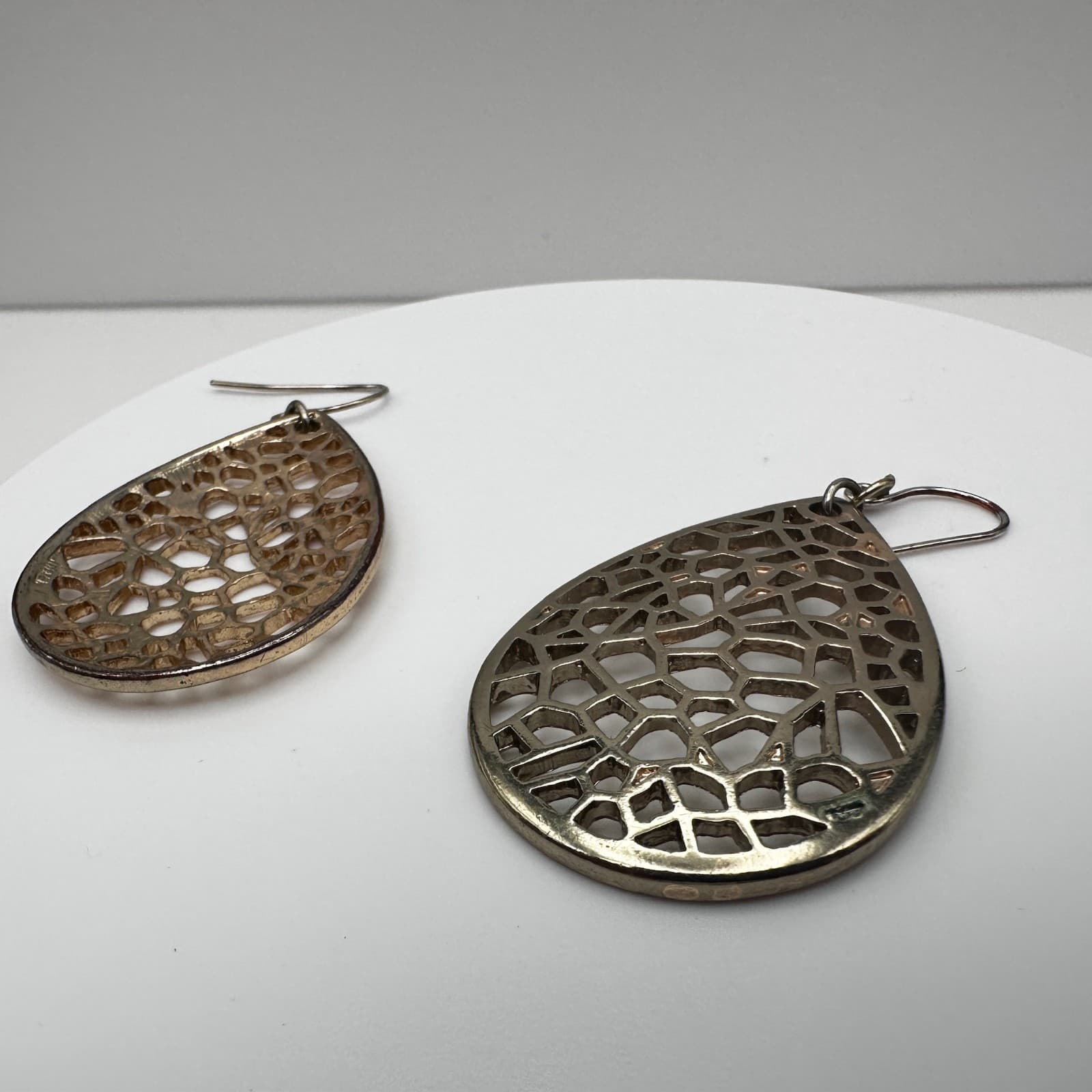 Vintage 90s Gold Tone Filigree Teardrop Dangle Earrings Boho Geometric Mesh - Thumbnail 10