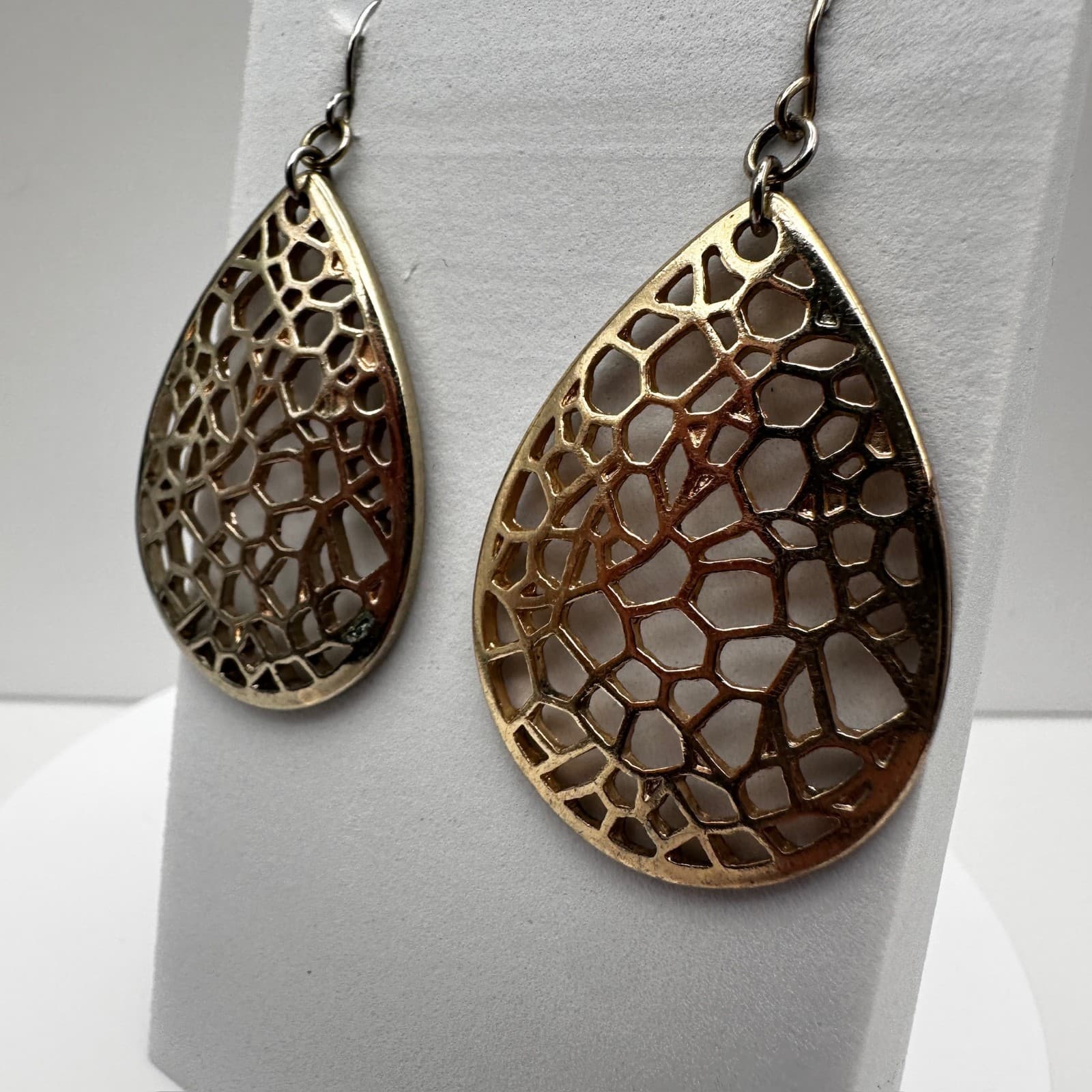 Vintage 90s Gold Tone Filigree Teardrop Dangle Earrings Boho Geometric Mesh - Thumbnail 3