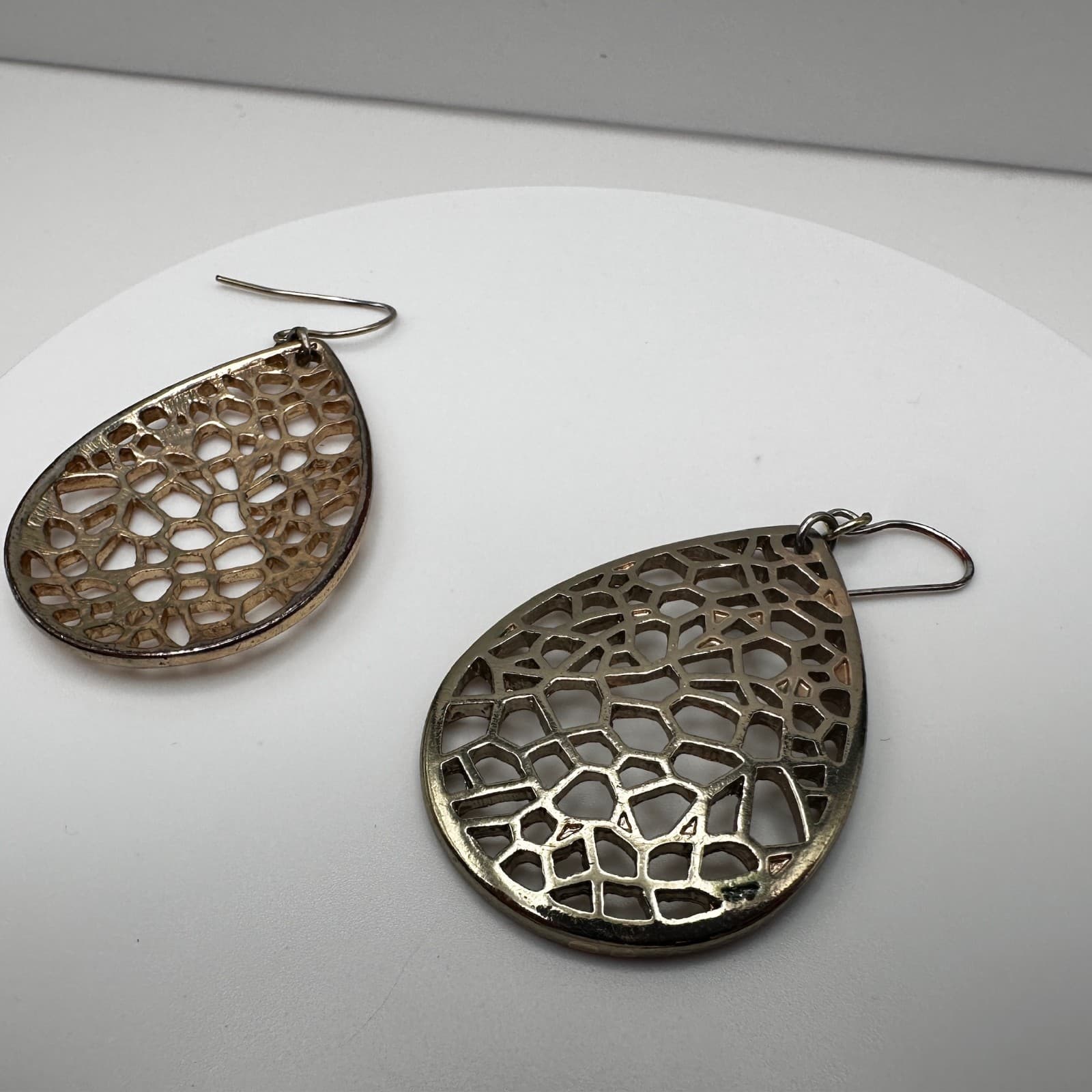 Vintage 90s Gold Tone Filigree Teardrop Dangle Earrings Boho Geometric Mesh - Thumbnail 11