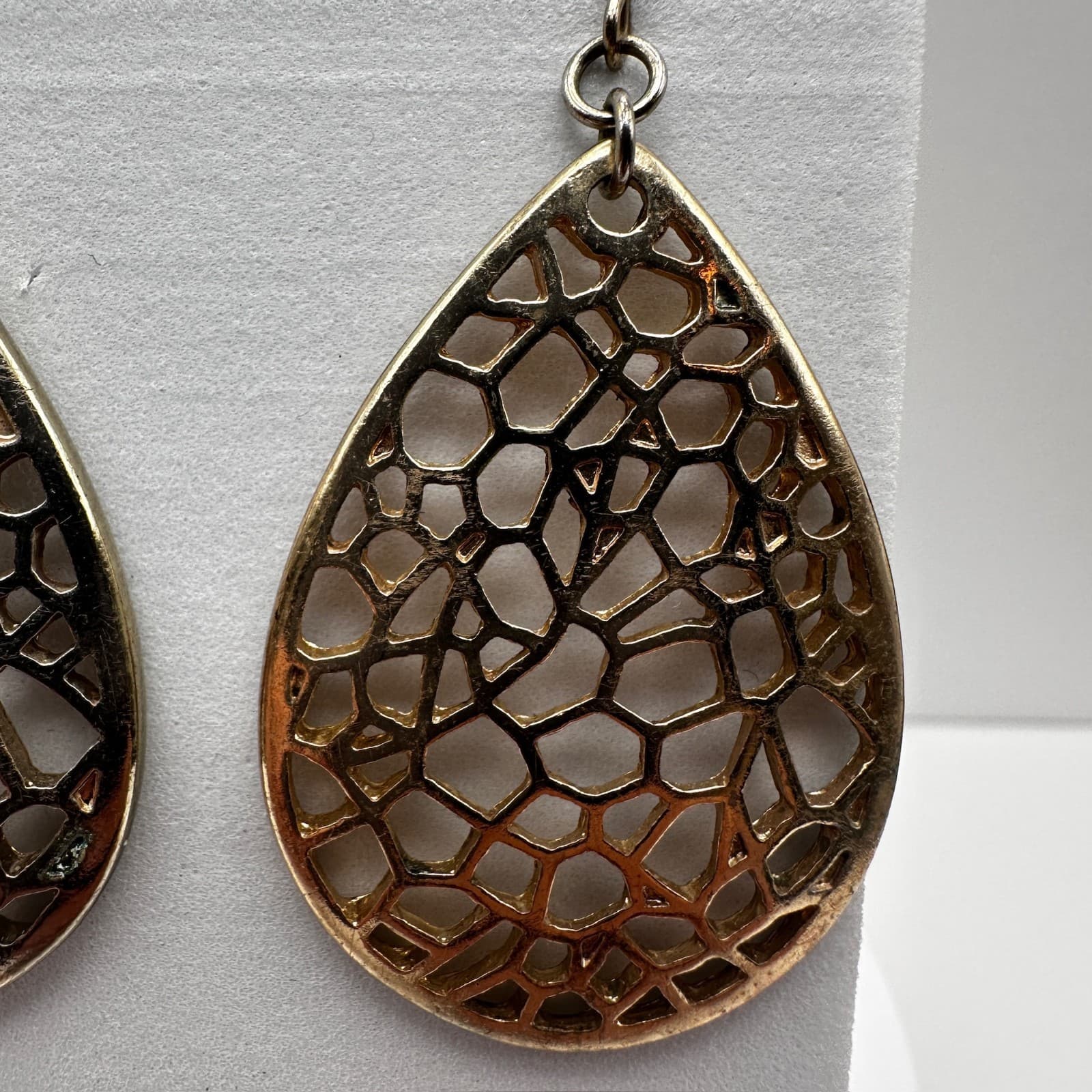 Vintage 90s Gold Tone Filigree Teardrop Dangle Earrings Boho Geometric Mesh - Thumbnail 5