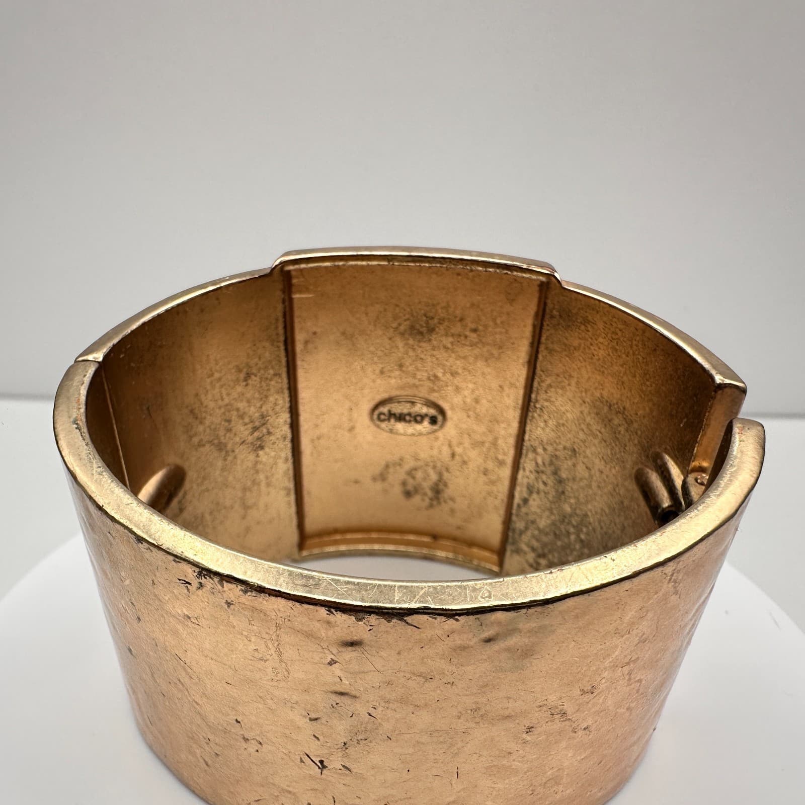 Vintage 90s Chico's Hammered Gold Tone Bracelet Cream Inlay Hinged Chunky Boho - Thumbnail 6