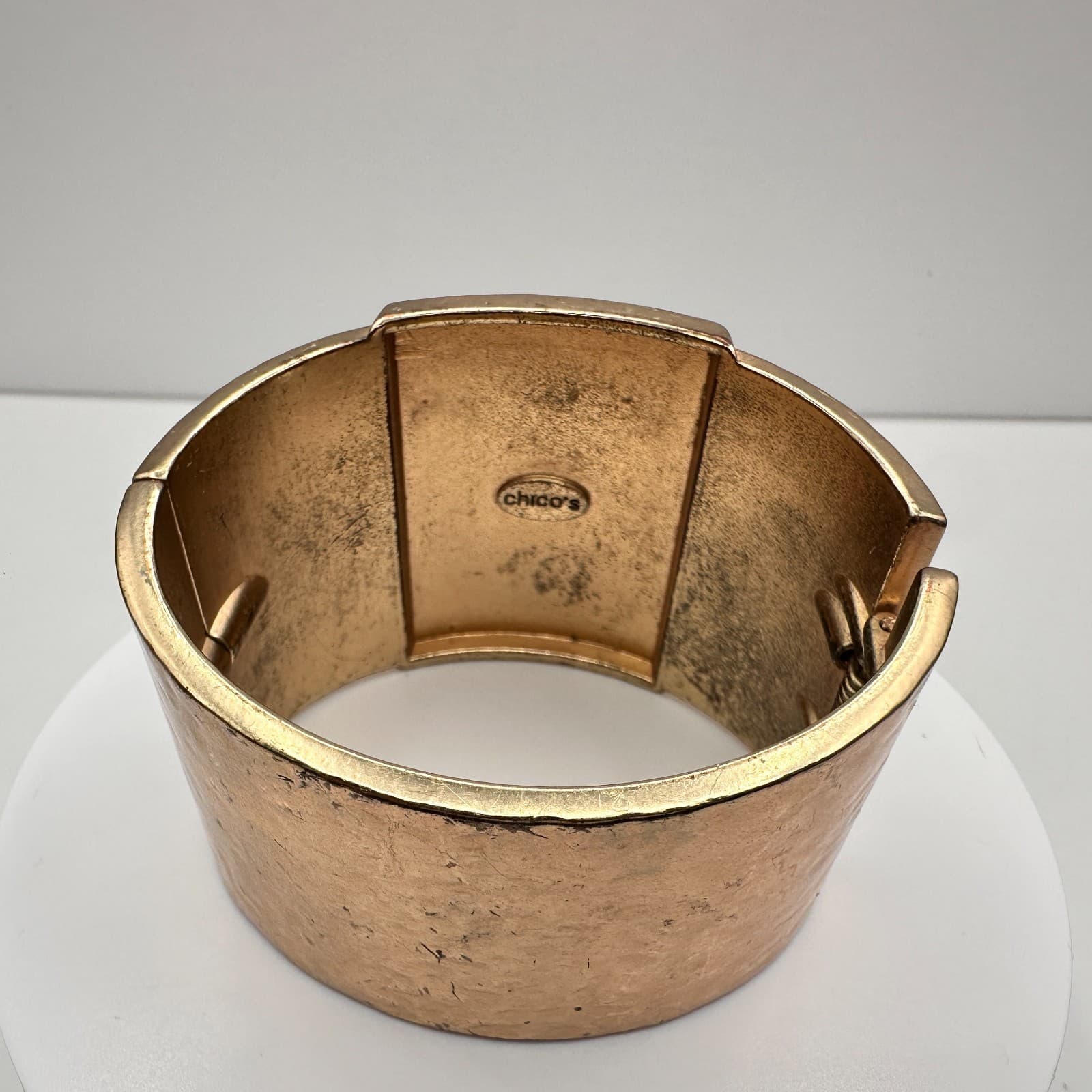 Vintage 90s Chico's Hammered Gold Tone Bracelet Cream Inlay Hinged Chunky Boho - Thumbnail 9