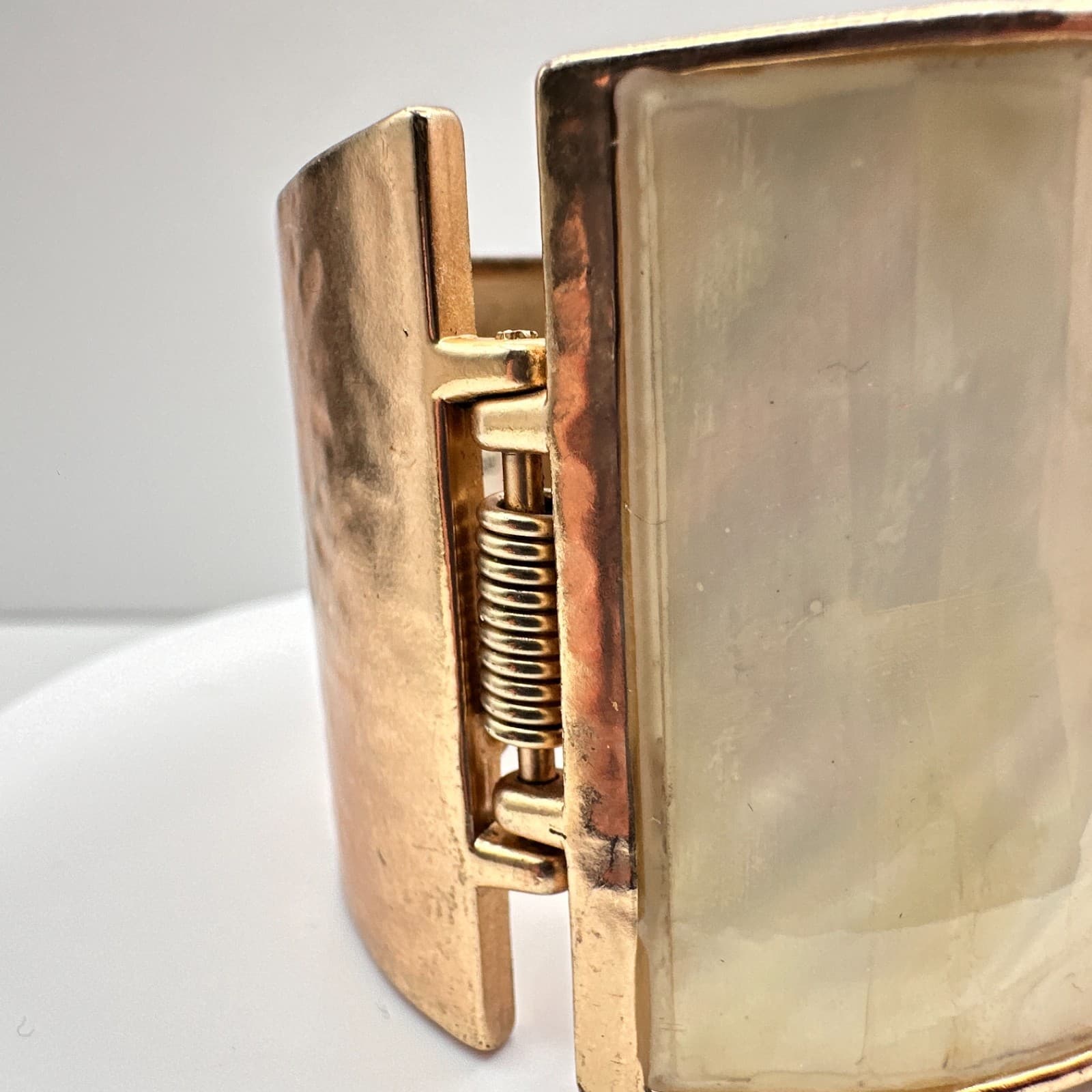 Vintage 90s Chico's Hammered Gold Tone Bracelet Cream Inlay Hinged Chunky Boho - Thumbnail 3