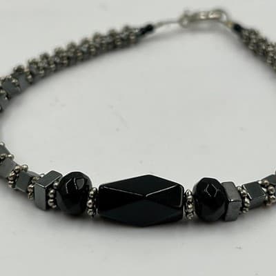 Vintage Black Beaded Bracelet Hematite Tone Spacer Faceted Center Minimalist - Thumbnail 4