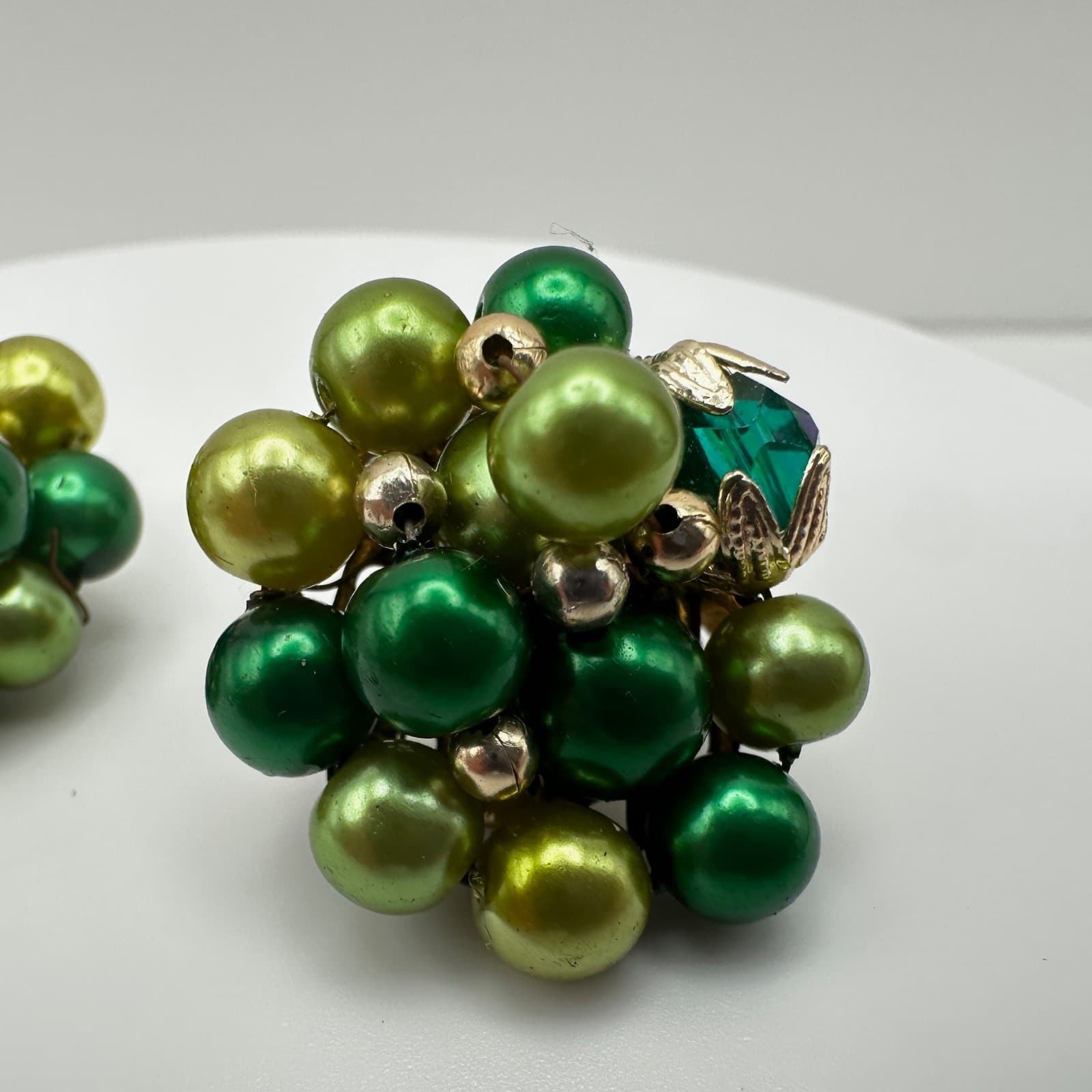 Vintage 60s Green Faux Pearl Clip-On Earrings Cluster Mid-Century Womens Jewelry - Thumbnail 3