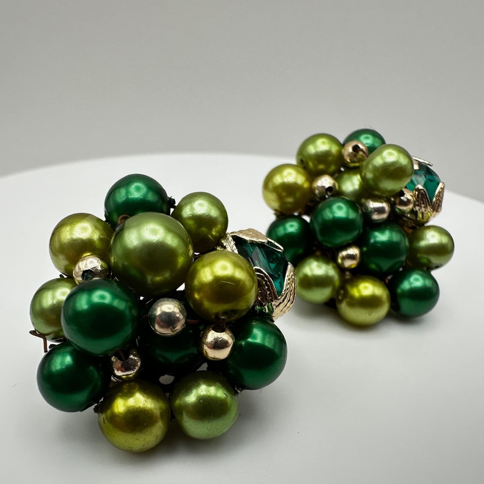Vintage 60s Green Faux Pearl Clip-On Earrings Cluster Mid-Century Womens Jewelry - Thumbnail 8