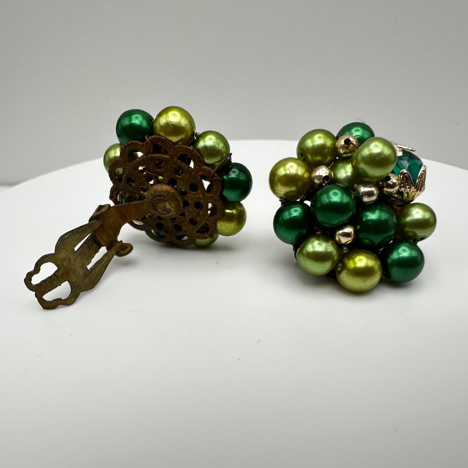 Vintage 60s Green Faux Pearl Clip-On Earrings Cluster Mid-Century Womens Jewelry - Thumbnail 7