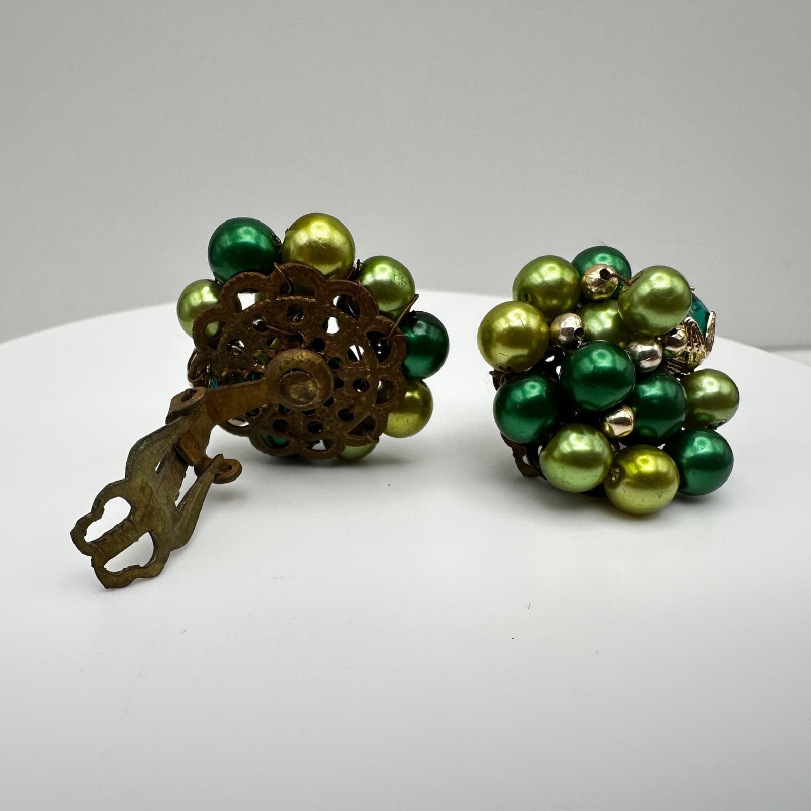 Vintage 60s Green Faux Pearl Clip-On Earrings Cluster Mid-Century Womens Jewelry - Thumbnail 6