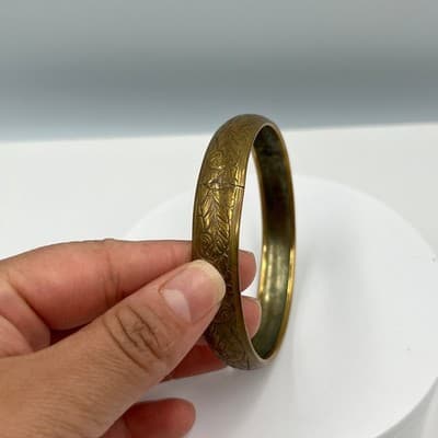 Vintage Etched Gold Tone Hinged Bangle Bracelet Floral Scroll Design Classic - Thumbnail 3