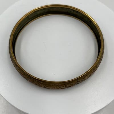 Vintage Etched Gold Tone Hinged Bangle Bracelet Floral Scroll Design Classic - Thumbnail 2