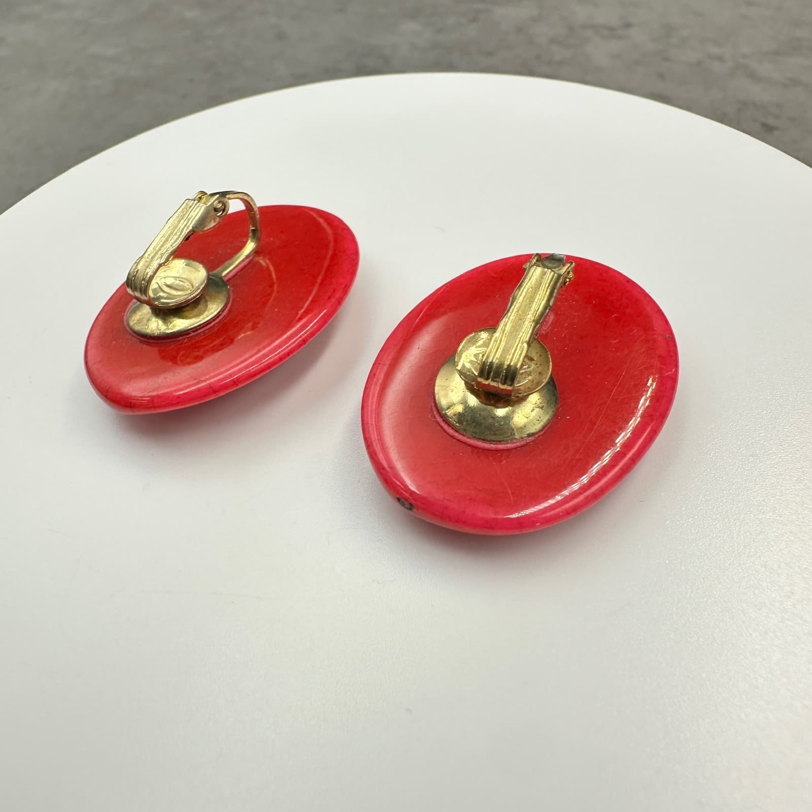 Bold Retro Red Clip-On Earrings w/ Sculpted Oval Design – Vintage Statement Pair - Thumbnail 4